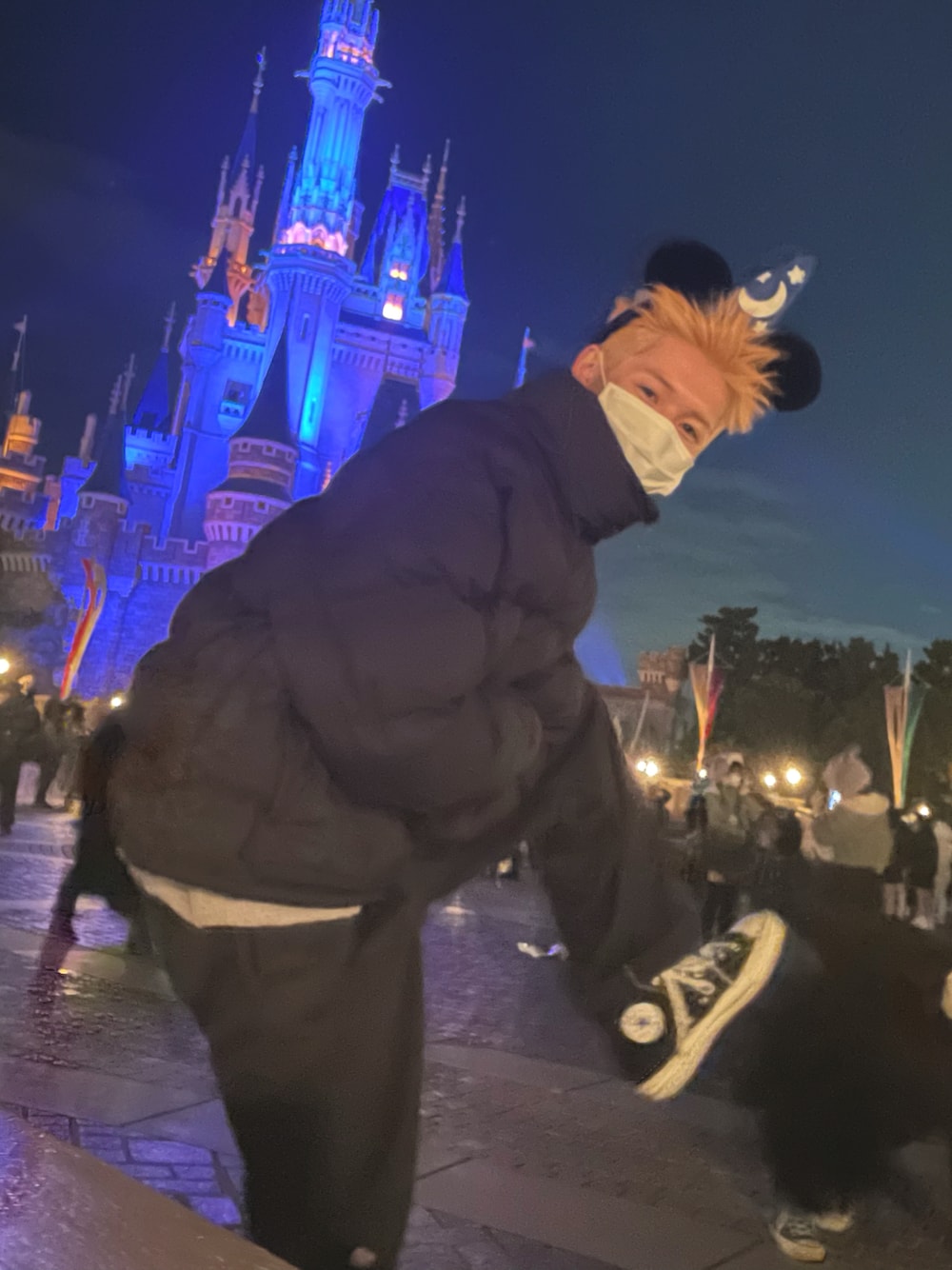 「ディズニー、スニーカーコーデ、あったかコーデ、黒、冬コーデ、ダウンジャケット、私の推しブランド、converse、H&M、Dickies、スニーカー」｜「CONVERSEのCONVERSE: CANVAS ALL STAR J HI（スニーカー、ブラック系）」を使った、おだよーしさん（メンズ・176cm）の冬コーディネートの1枚目の写真