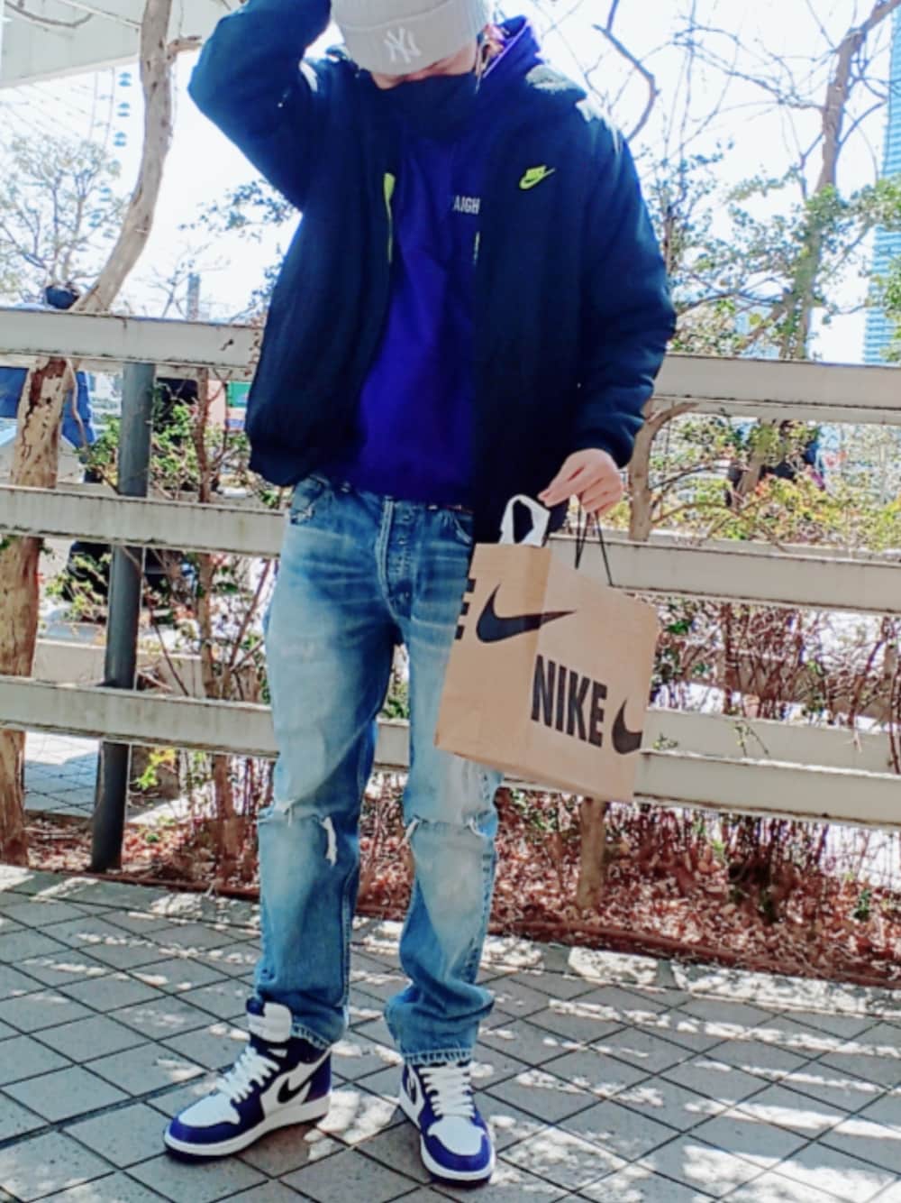 「ビッグシルエット、デニムパンツ、身長180cm、ストリート、ダメージデニムパンツ、ビーニー、AIR JORDAN、コートパープル、ハイカットスニーカー、おしゃれさんと繋がりたい、スニーカー好きと繋がりたい、ライトアウター」｜「KITHのアイテム（ニットキャップ/ビーニー、グレー系）」を使った、itsuka&Tさん（メンズ・180cm）の春コーディネートの2枚目の写真