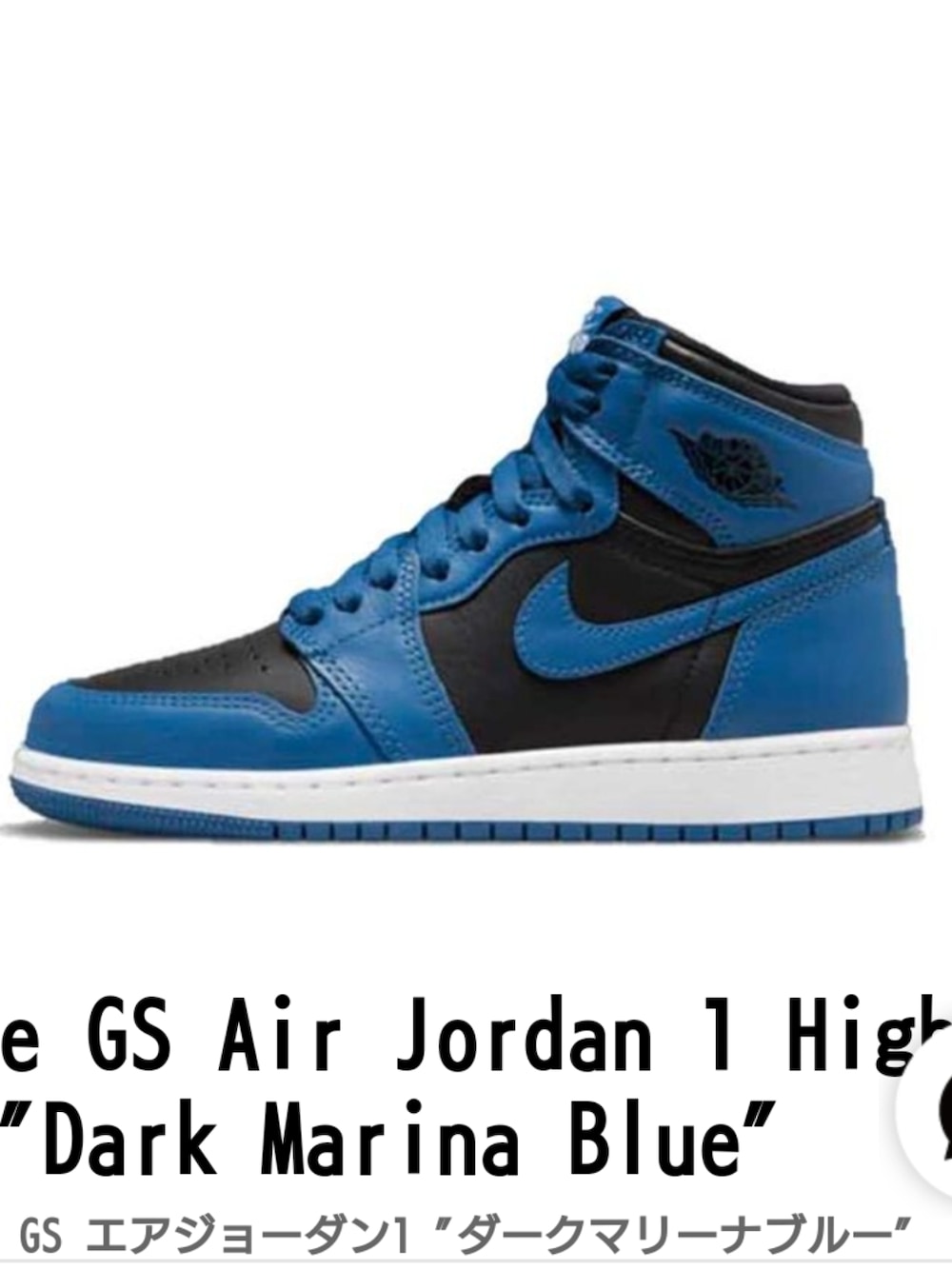 ベージュ系のトートバッグ、ベージュ系のスニーカー、ブルー系のデニムスカートを着用したレディースの冬コーディネートの3枚目の写真