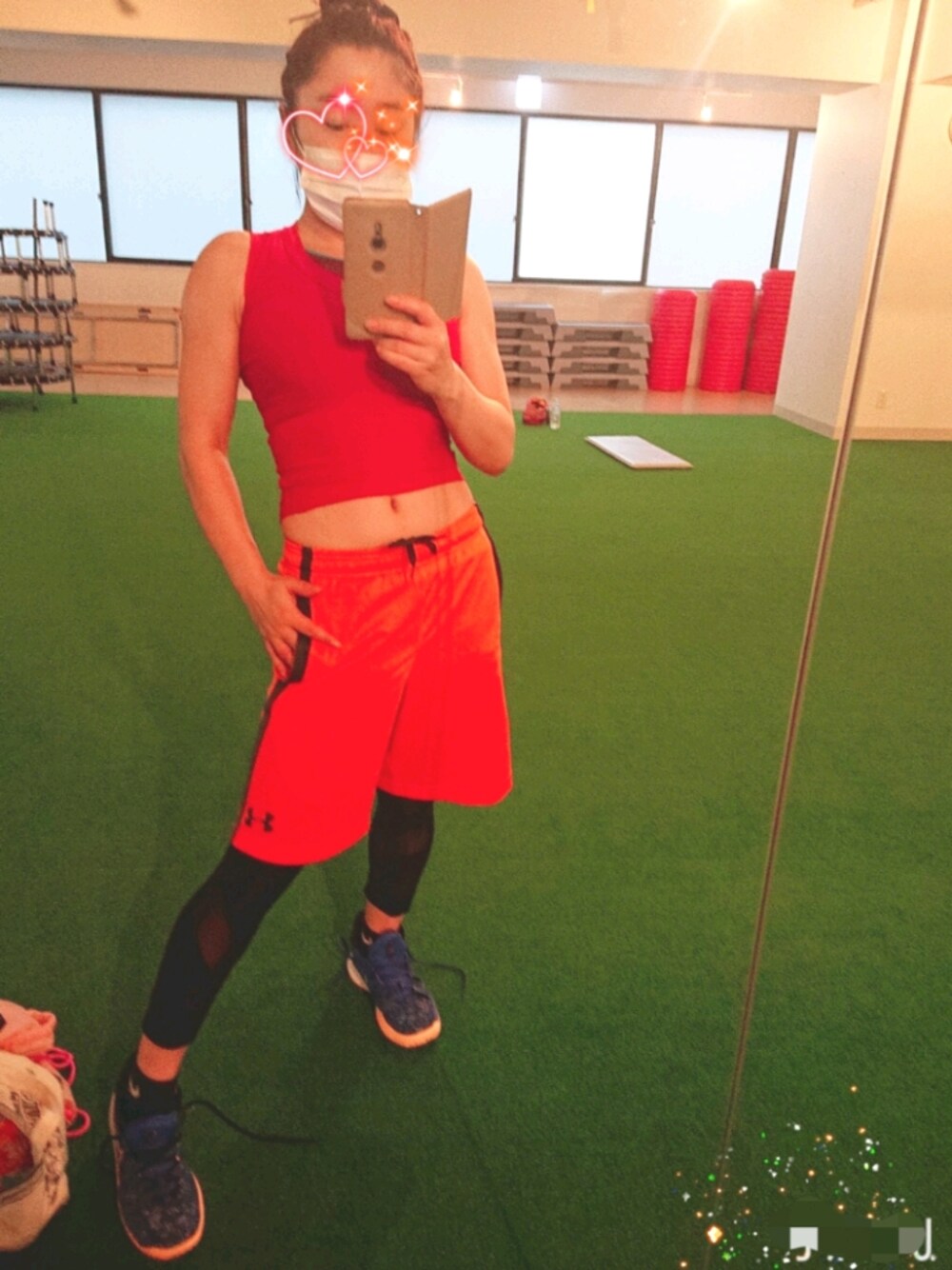 「おしゃれさんと繋がりたい、ジム、低身長女子、スポーツミックス、身長150cmファッション、おちびさん、季節先取り感ゼロ、トレーニング、ハデハデ、ビタミンカラー、ナイキ、アンダーアーマー、骨格ストレート」｜「UNDER ARMOURのアイテム（Tシャツ/カットソー、レッド系）」を使った、itsuka&Tさん（レディース・151cm）の秋コーディネートの1枚目の写真
