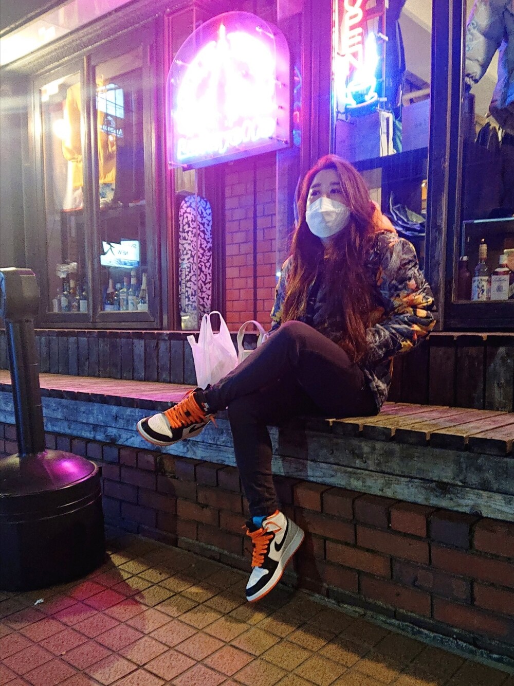 ベージュ系のトートバッグ、ベージュ系のスニーカー、ブルー系のデニムスカートを着用したレディースの冬コーディネートの2枚目の写真