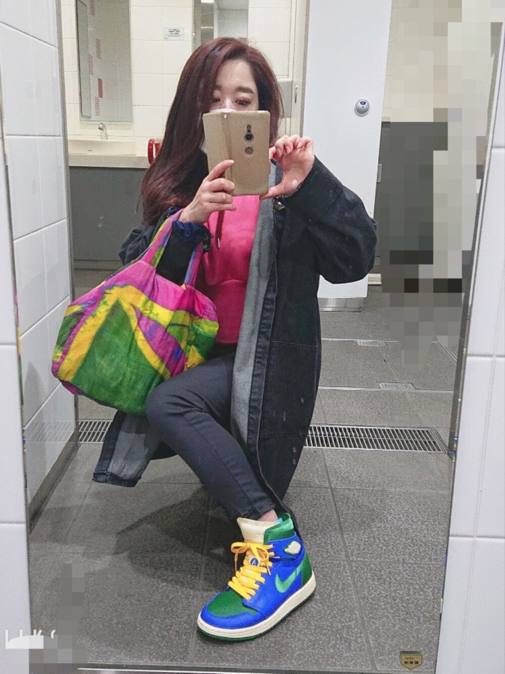 「休日スタイル、ootd、大人カジュアル、身長150cmファッション、おちびさん、パンツスタイル、デニムコーデ、スニーカー好きと繋がりたい、おしゃれさんと繋がりたい、ナイキコーデ、ハイカットスニーカー、黒スキニー」｜「NIKEの【NIKE】ナイキ スポーツウェア アイコンクラッシュ イージー フリース パーカー ウィメンズ（パーカー、ピンク系）」を使った、itsuka&Tさん（レディース・151cm）の秋コーディネートの1枚目の写真