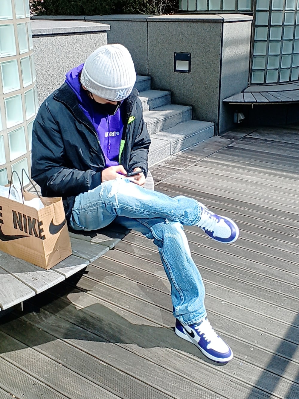 「ビッグシルエット、デニムパンツ、身長180cm、ストリート、ダメージデニムパンツ、ビーニー、AIR JORDAN、コートパープル、ハイカットスニーカー、おしゃれさんと繋がりたい、スニーカー好きと繋がりたい、ライトアウター」｜「KITHのアイテム（ニットキャップ/ビーニー、グレー系）」を使った、itsuka&Tさん（メンズ・180cm）の春コーディネートの1枚目の写真
