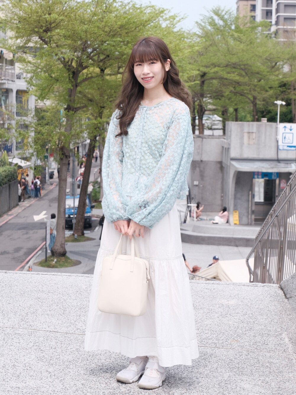 「シンプルコーデ」｜「niko and...のアイテム（トップス、ブルー系）」を使った、Anita🍎さん（レディース・163cm）の春コーディネートの1枚目の写真