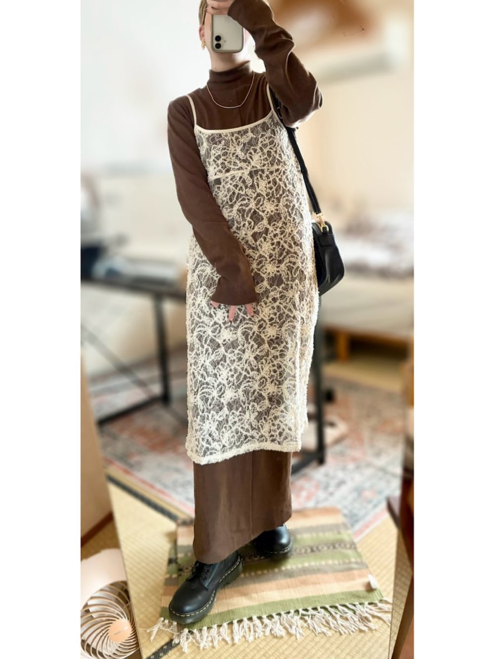 ホワイト系のワンピース、ブラック系のショルダーバッグ、ブラウン系のワンピースを着用したレディースの秋コーディネートの1枚目の写真