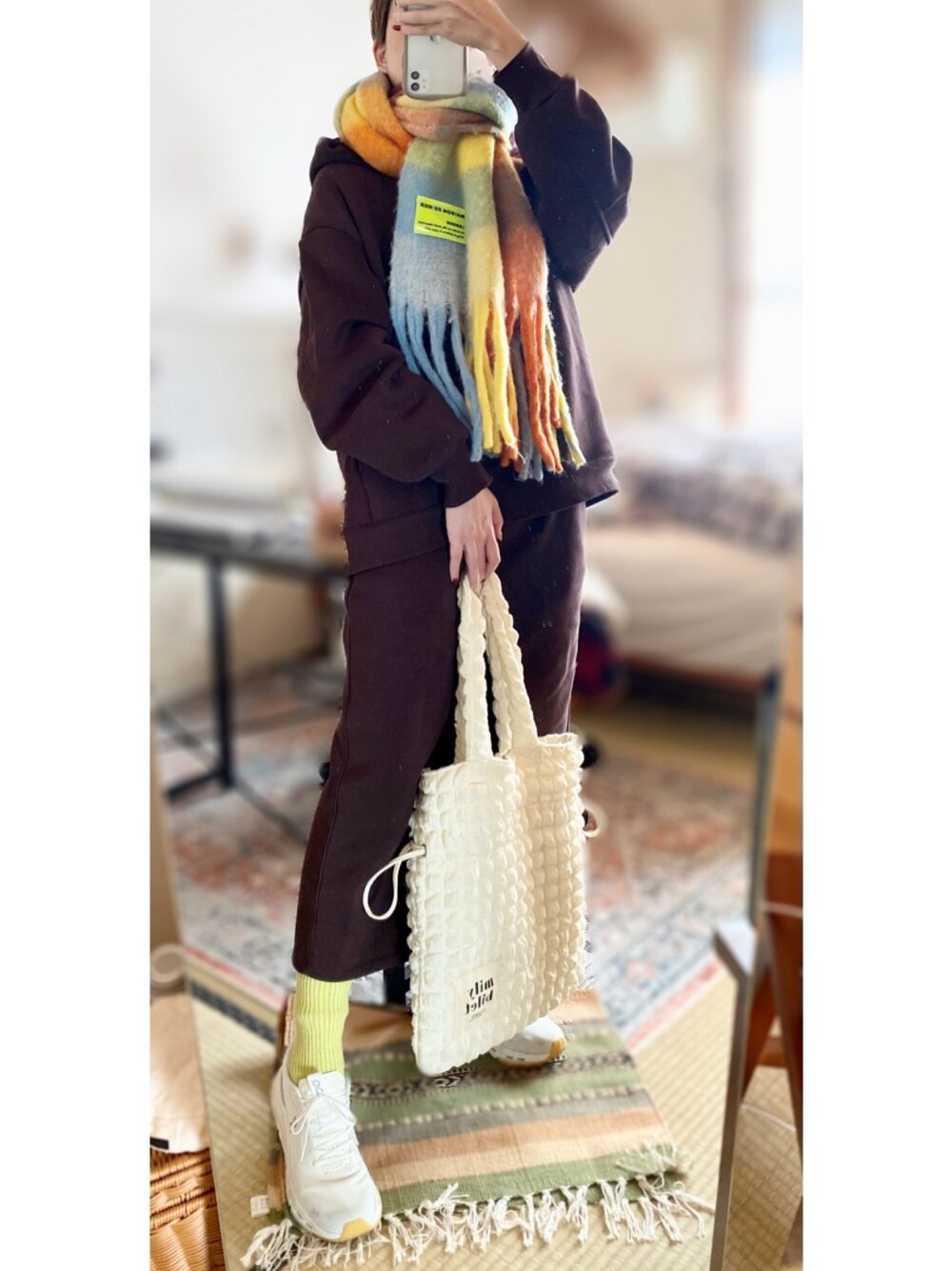 「マフラー、冬コーデ、マフラーぐるぐる、フーディー、スニーカー、スニーカーコーデ、大人カジュアル」｜「maison de merのアイテム（マフラー、その他）」を使った、Shellyさん（骨格ナチュラル・レディース・160cm）の冬コーディネートの1枚目の写真