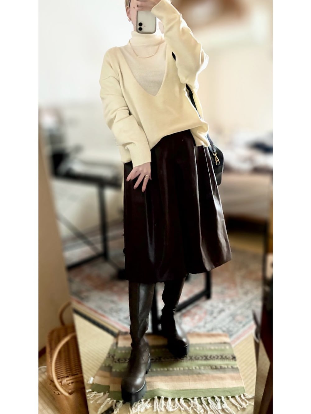 ホワイト系のニット/セーター、ホワイト系のニット/セーター、ブラウン系のその他パンツを着用したレディースの冬コーディネートの1枚目の写真