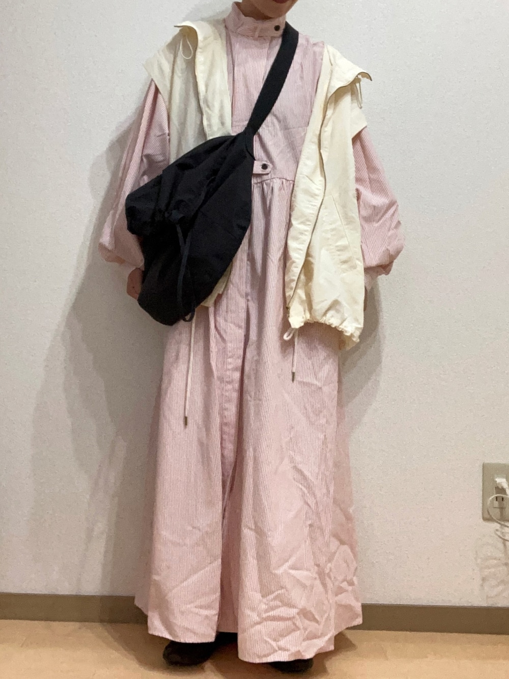 「ゆるコーデ、フリークスストア(FREAK'S STORE)、ユニクロ、ベスト」｜「FREAK'S STOREのアイテム（ワンピース、レッド系）」を使った、りすまるさん（レディース・150cm）の秋コーディネートの1枚目の写真