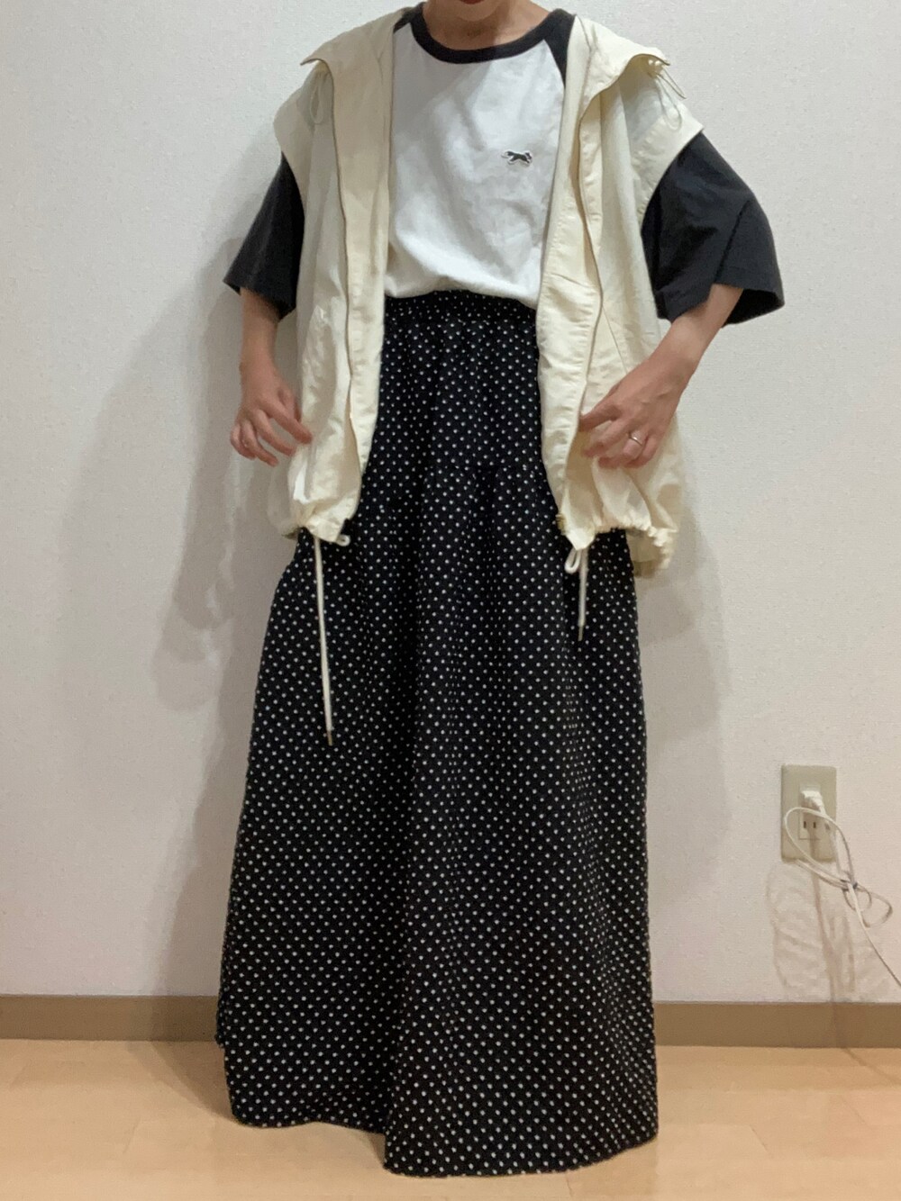 「フリークスストア(FREAK'S STORE)、秋のコーデ、ベスト」｜「FREAK'S STOREのアイテム（Tシャツ/カットソー、ホワイト系）」を使った、りすまるさん（レディース・150cm）の秋コーディネートの1枚目の写真