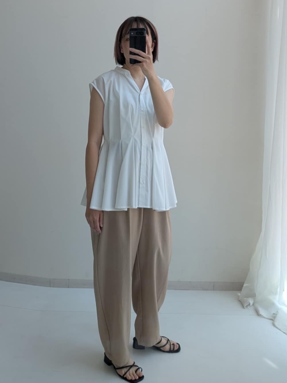 「レディースファッション、スタッフ、レギュラー、夏コーデ、Soiunique、150cm台コーデ、30代、骨格ストレート、25夏イベントコーデ_レディース、パンツコーデ、ママコーデ」｜「7days Life Stylingのお手入れしやすいスキッパータックペプラムブラウス（接触冷感・イージーケア・UVカット・ウォッシャブル）＜大きいサイズ有＞（シャツ/ブラウス、ホワイト系）」を使った、yuyuさん（レディース・157cm）の春コーディネートの1枚目の写真