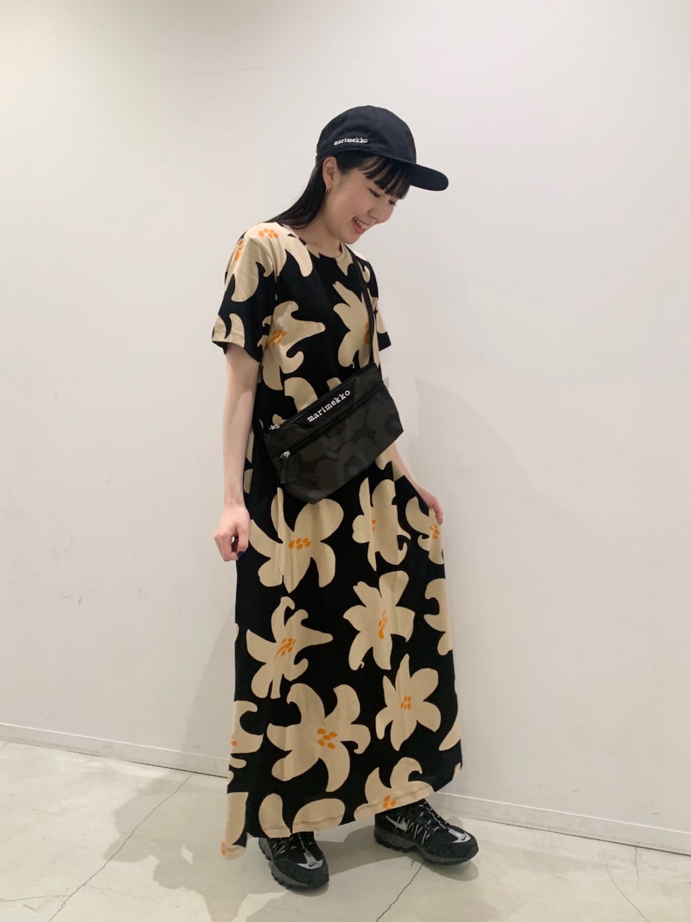 「デートコーデ、ワンピース、キャップ、スニーカー、夏コーデ、ラクチンコーデ、シンプルスタイル、大人女子、大人可愛い、大人コーデ、ワンピースコーデ、ショルダーバッグ、花柄ワンピース、花柄、ロングワンピース」｜「marimekkoのSh Kalliokielo Villinarsissi / dress（ワンピース、ベージュ系）」を使った、marimekkostaffさん（レディース・155cm）の夏コーディネートの1枚目の写真