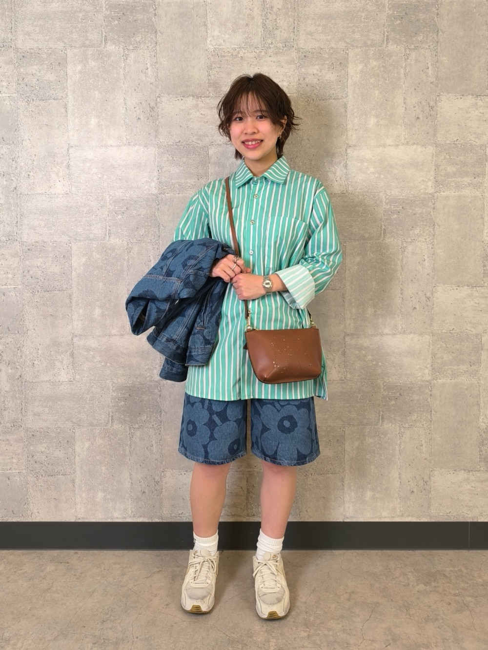 「デニムシャツ、ストライプシャツ、休日スタイル、ショートパンツ、お出かけコーデ、ショルダーバッグ、大人カジュアル、オトナ女子、春、ラクチンコーデ、オトナカワイイ、デニム、デニムパンツ、デニムショートパンツ、低身長」｜「marimekkoの【kioski】Piccolo /Jokapoika  blouse（シャツ/ブラウス、グリーン系）」を使った、marimekkostaffさん（レディース・153cm）の春コーディネートの1枚目の写真