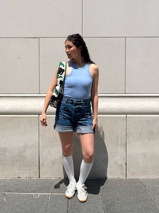 タンクトップを使った「デニムショートパンツ」のレディース人気