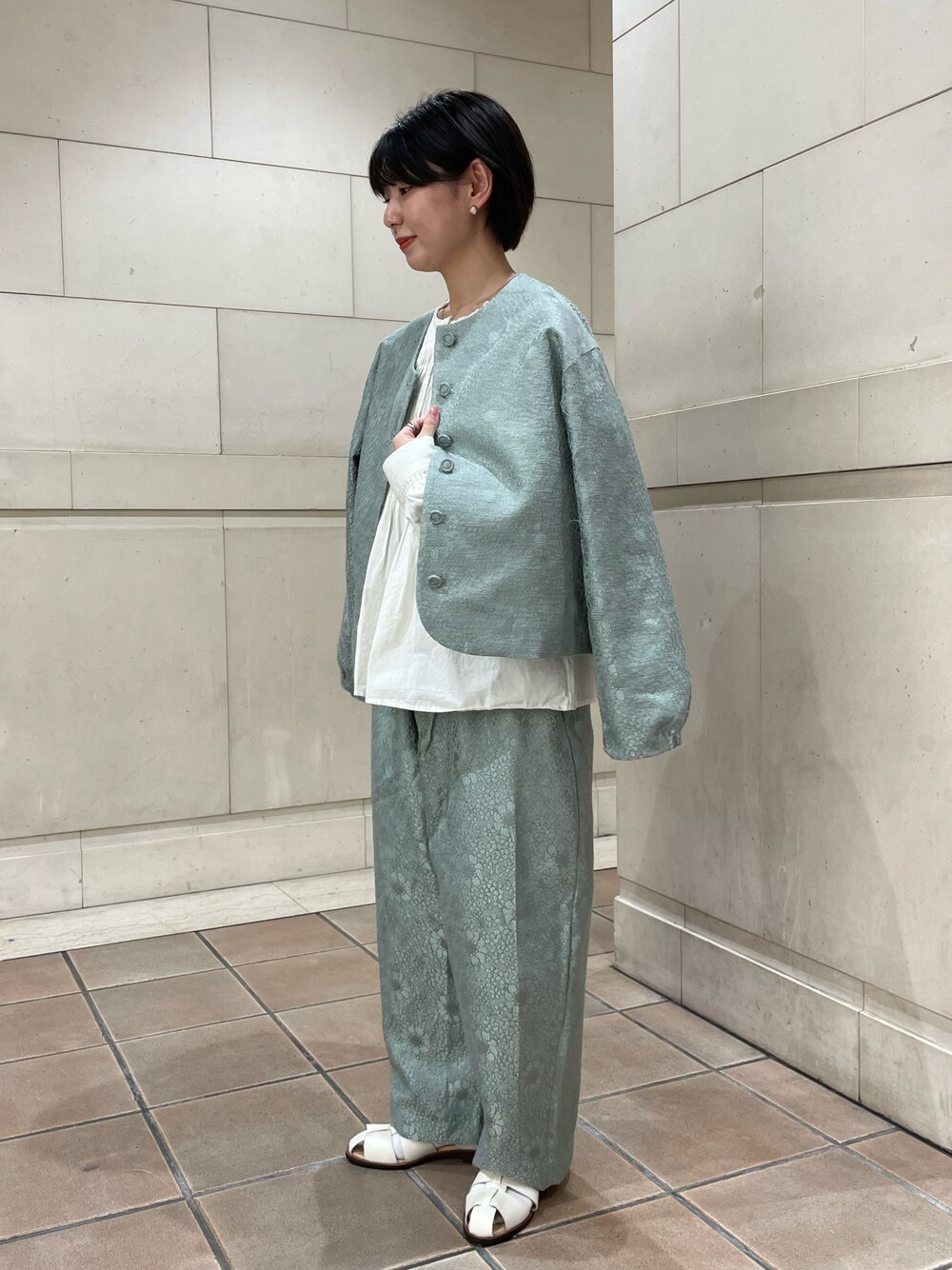 「Samansa Mos2、TSUHARU by Samansa Mos2、カラーパンツ、春コーデ、いまどきジャケット写真、セットアップ、レイヤードスタイル、シンプルコーデ、淡色コーデ、ショートヘア、低身長、グルカサンダル、サンダル、ジャケット、パンツスタイル」｜「TSUHARU by Samansa Mos2のグルカサンダル（サンダル、ホワイト系）」を使った、シノさん（骨格ストレート・レディース・152cm）の春コーディネートの1枚目の写真