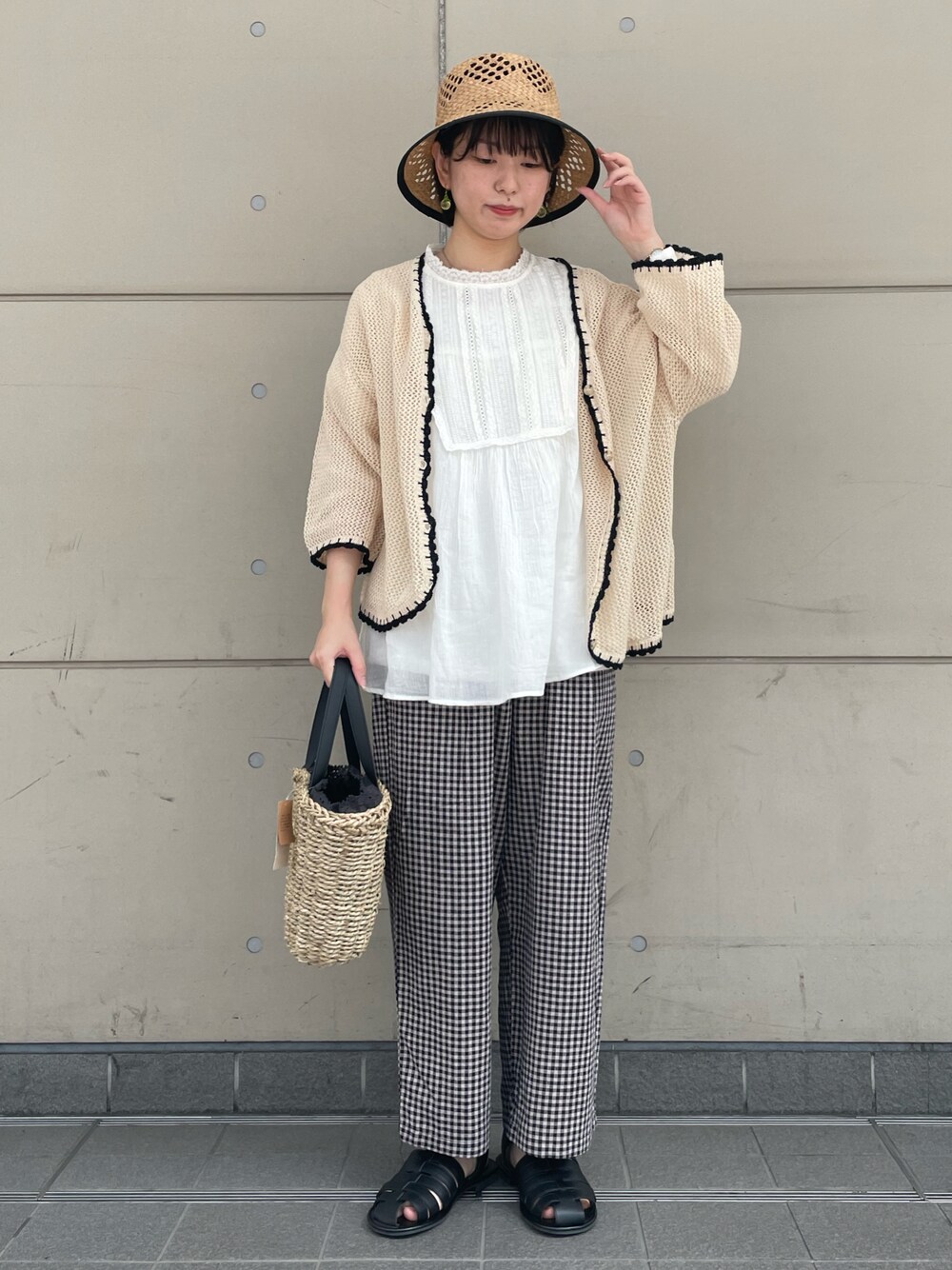ブラック系のサンダル、ホワイト系のカーディガン/ボレロ、ホワイト系のタンクトップを着用したレディースの夏コーディネートの1枚目の写真