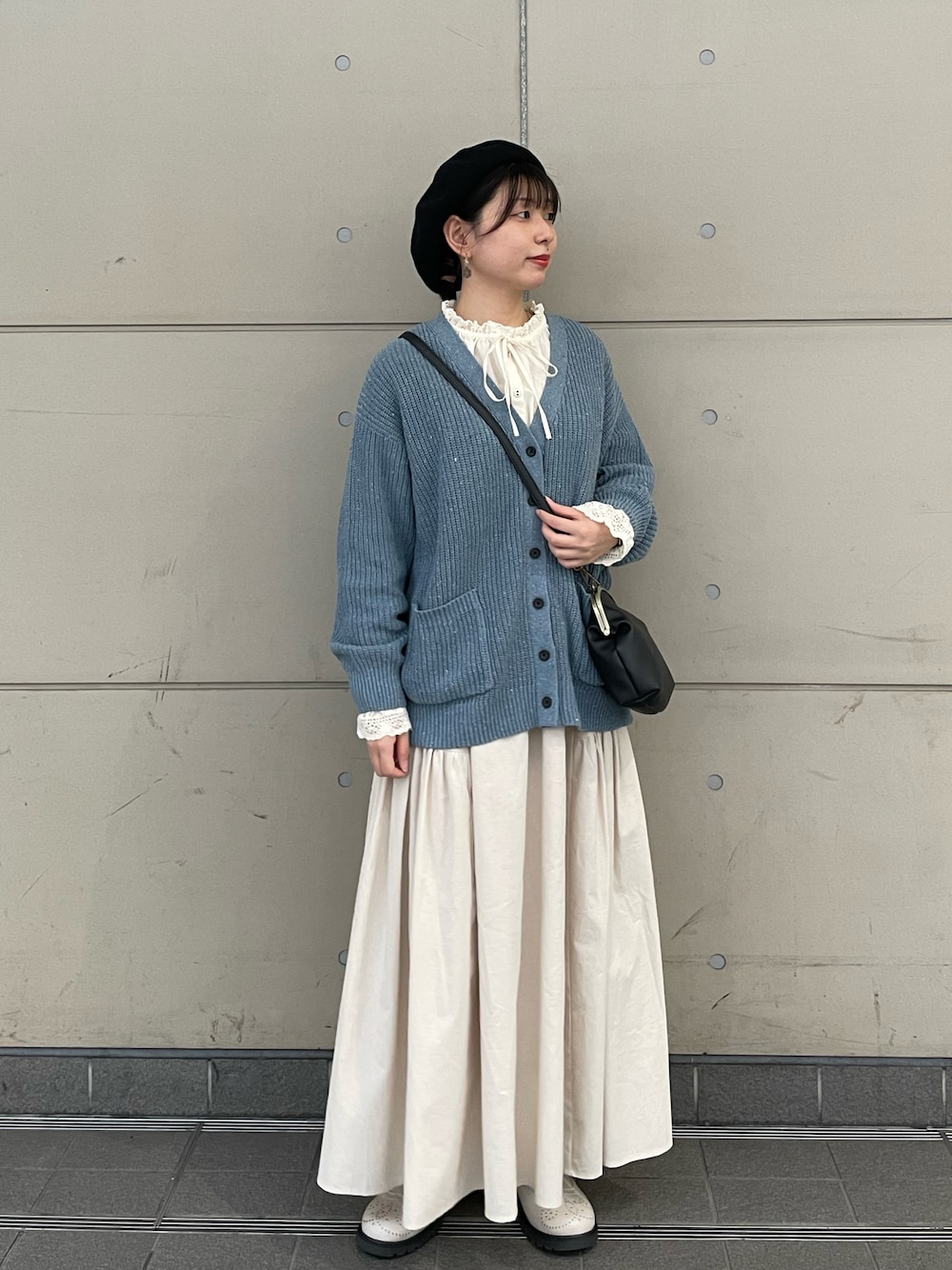 「Samansa Mos2、SM2、シンプルコーデ、ロングスカート、休日スタイル、きれいめカジュアル、重ね着ベストシーズン、ニット、淡色コーデ、カーディガン、ブーツ、ショルダーバッグ、ビッグシルエット、レイヤードスタイル、低身長」｜「Samansa Mos2のメダリオンサイドゴアブーツ（ブーツ、ホワイト系）」を使った、シノさん（骨格ストレート・レディース・152cm）の秋コーディネートの1枚目の写真