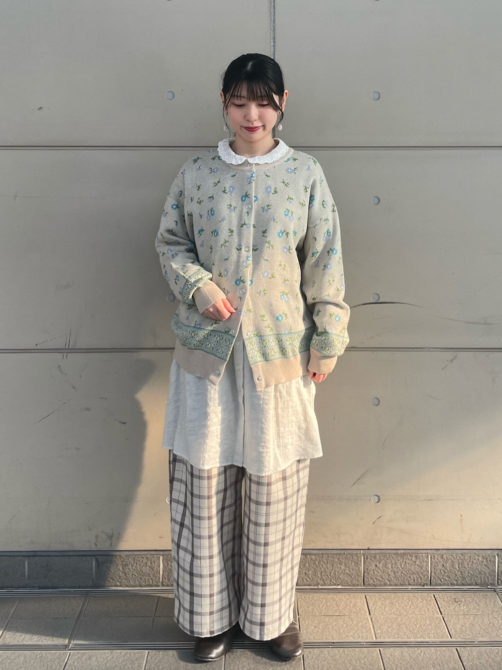 「Samansa Mos2、SM2、レイヤードスタイル、チェック、淡色コーデ、春色、カーディガン、カラーパンツ、春コーデ、ローファー、花柄、低身長、ストレートパンツ、パンツスタイル、チュニック」｜「Samansa Mos2のワンホールフラットシューズ（その他シューズ、ブラウン系）」を使った、シノさん（骨格ストレート・レディース・152cm）の冬コーディネートの1枚目の写真