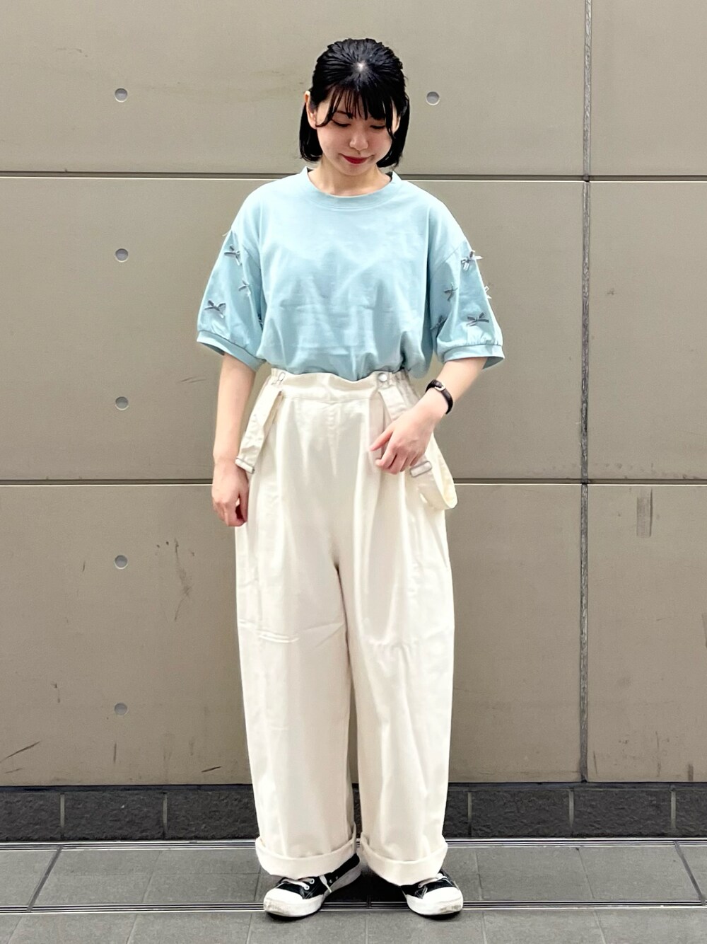「Samansa Mos2、SM2、デニム、お出かけコーデ、デートコーデ、淡色コーデ、Tシャツ、リボン、ハイウエストパンツ、パンツスタイル、サロペット、白パンツ、ブルベ冬、骨格ストレート、低身長」｜「Samansa Mos2の◎ハイウエストサロペット（その他パンツ、ホワイト系）」を使った、シノさん（骨格ストレート・レディース・152cm）の夏コーディネートの1枚目の写真