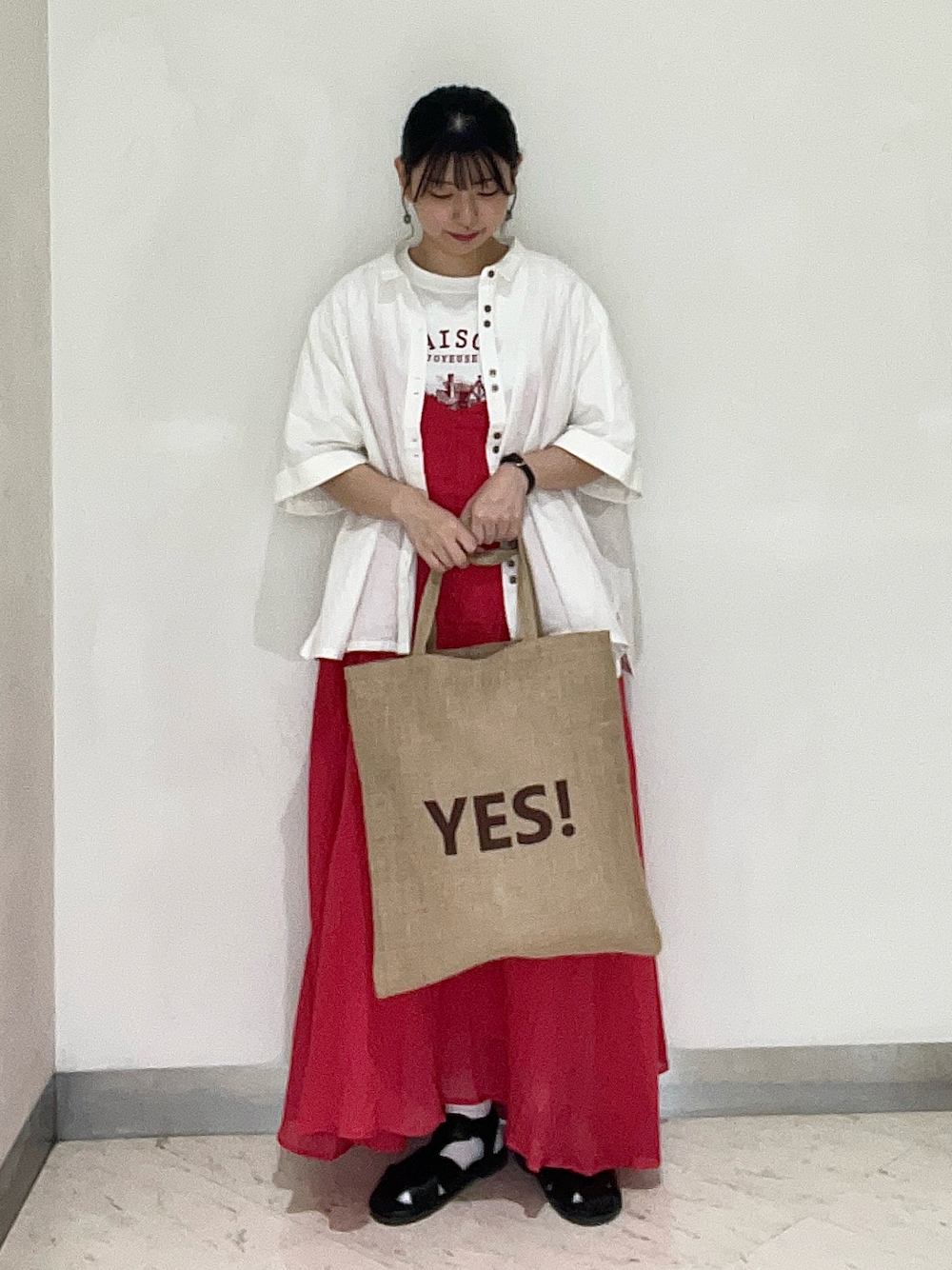 ホワイト系のTシャツ/カットソー、レッド系のワンピース、ブラック系のサンダルを着用したレディースの冬コーディネートの1枚目の写真