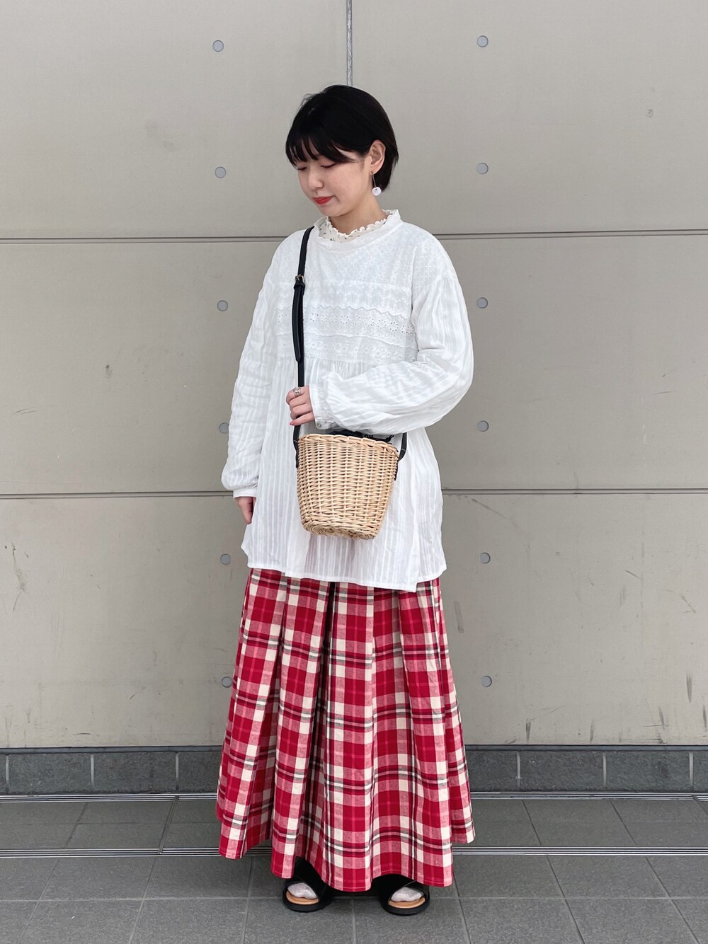 「春服デビュー宣言、Samansa Mos2、淡色コーデ、パステル映える春、ビッグシルエット、プチプラ、ピンク、春服みてみて、休日スタイル、春コーデ、低身長、ショートヘア、チェックスカート、チュニック、サンダル」｜「Samansa Mos2のオーバーレースブラウス（シャツ/ブラウス、ホワイト系）」を使った、シノさん（骨格ストレート・レディース・152cm）の春コーディネートの1枚目の写真