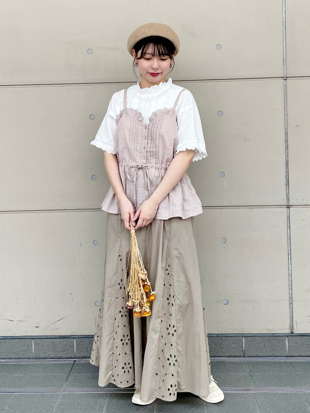 「Samansa Mos2、SM2、お出かけコーデ、デートコーデ、淡色コーデ、休日スタイル、ロングスカート、フリルブラウス、キャミソール、レースキャミソール、レーススカート、低身長、ブルベ冬、骨格ストレート、ブラウス」｜「Samansa Mos2のオーバーレースパネル切替スカート（スカート、ブラウン系）」を使った、シノさん（骨格ストレート・レディース・152cm）の秋コーディネートの1枚目の写真