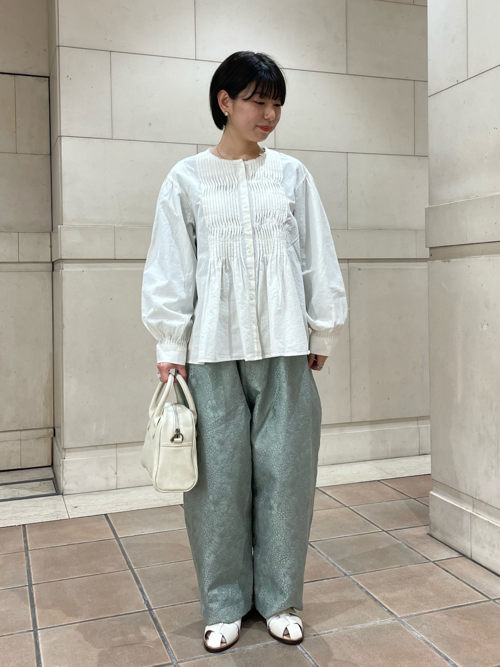 「Samansa Mos2、TSUHARU by Samansa Mos2、シンプルコーデ、淡色コーデ、ハンドバッグ、ショートヘア、低身長、グルカサンダル、サンダル、ショルダーバッグ、パンツスタイル、ブラウス、きれいめカジュアル、レースブラウス、サンダルに靴下」｜「Samansa Mos2のボストンショルダーバッグ（ショルダーバッグ、ホワイト系）」を使った、シノさん（骨格ストレート・レディース・152cm）の春コーディネートの1枚目の写真