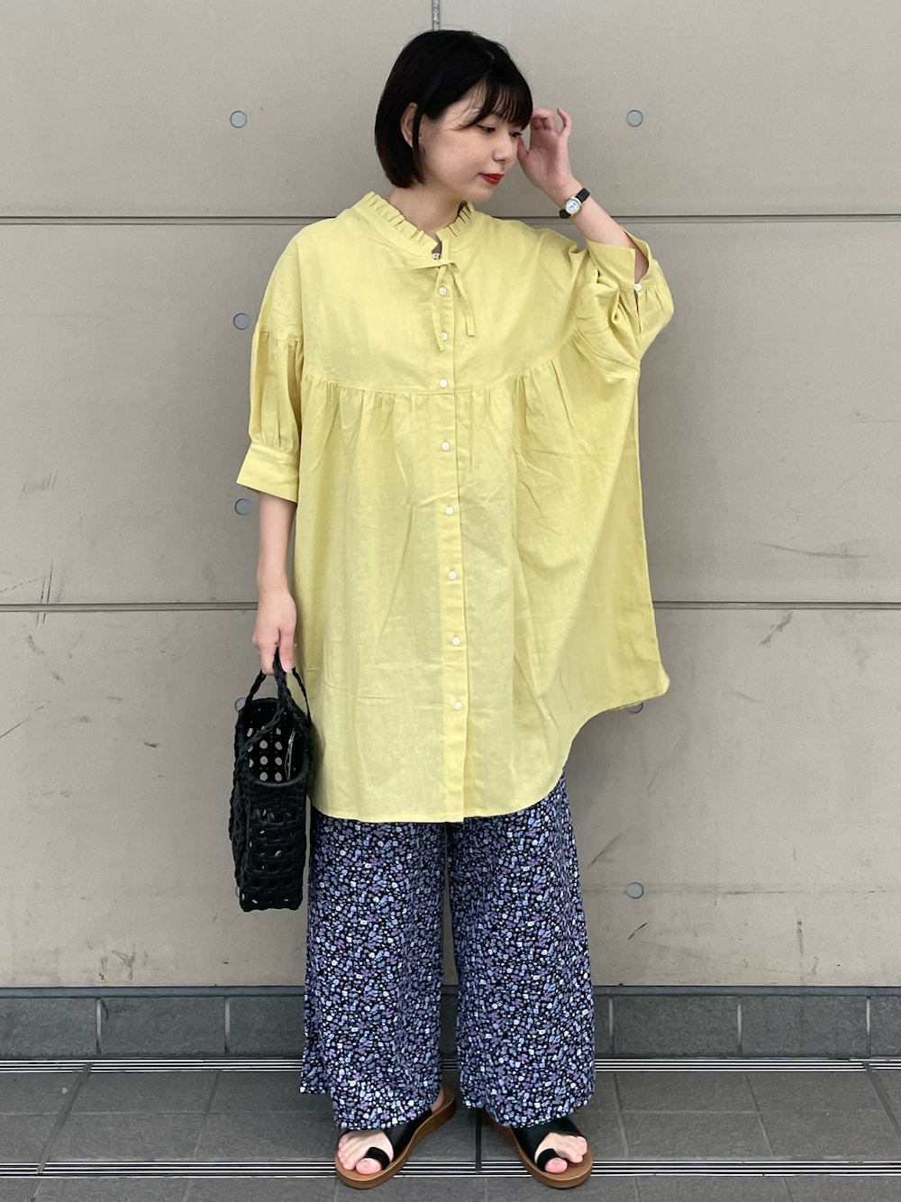 「Samansa Mos2、夏セールで買いました、アツいコーデ全部見せ、プチプラ、サンダル、ハンドバッグ、カラー×コーデ、低身長、メルカドバッグ、パンツスタイル、花柄、チュニック、夏コーデ、シンプルコーデ、骨格ストレート」｜「Samansa Mos2の前後2WAY切替えギャザー七分袖チュニック（チュニック、イエロー系）」を使った、シノさん（骨格ストレート・レディース・152cm）の夏コーディネートの1枚目の写真