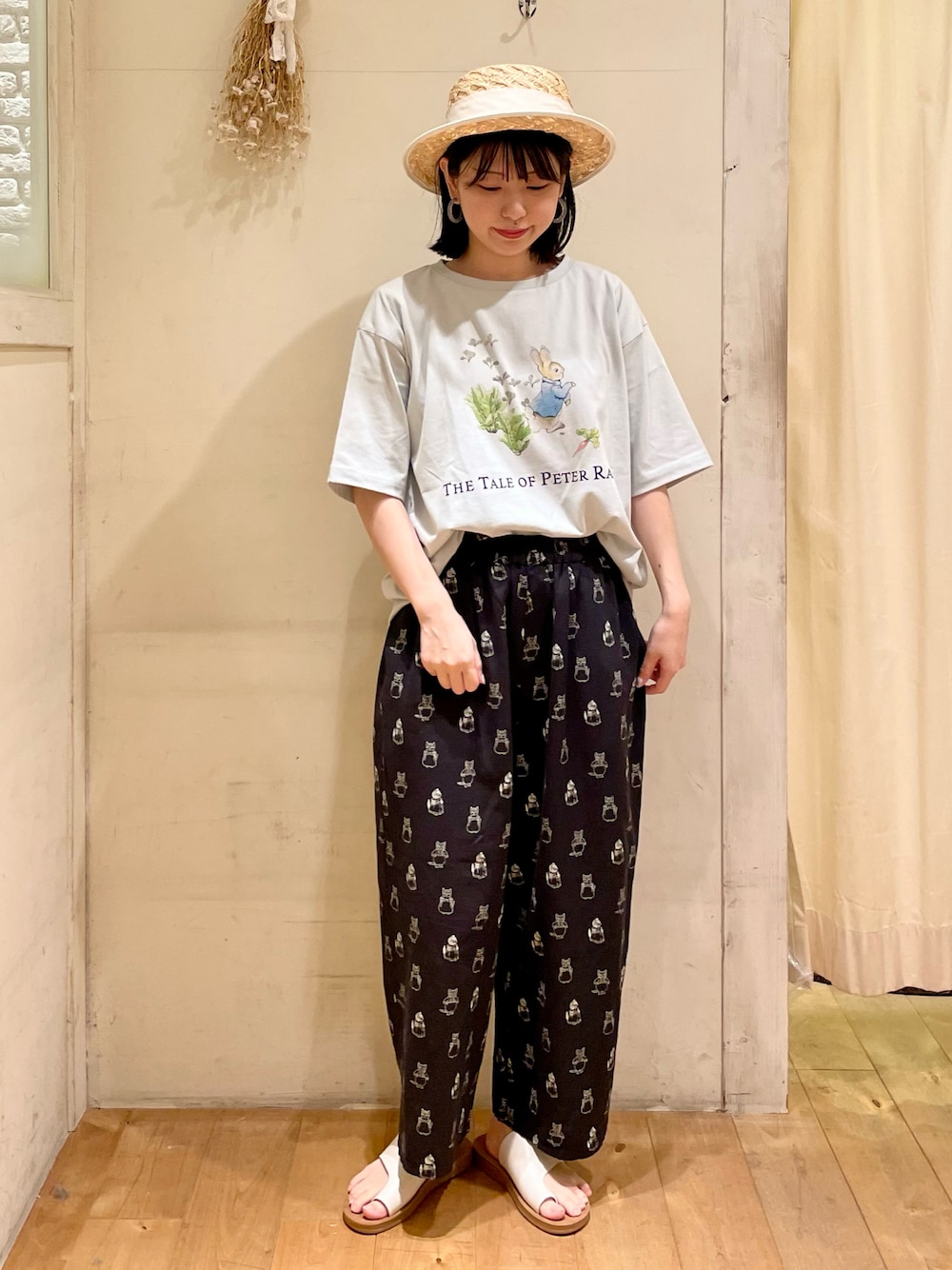 「Samansa Mos2、SM2、低身長コーデ、モノトーン、骨格ストレート、ロゴT、ラクチンコーデ、サンダルコーデ、カンカン帽、柄パンツ、ブラック、ゆるコーデ、ナチュラル、リラックススタイル、Tシャツ」｜「Samansa Mos2のラフィア太リボンカンカン帽（ハット、ホワイト系）」を使った、シノさん（骨格ストレート・レディース・152cm）の春コーディネートの1枚目の写真