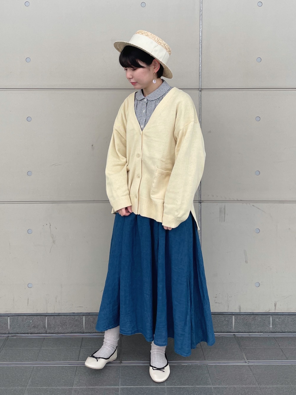 「Samansa Mos2、春服デビュー宣言、デニム、レイヤードスタイル、シンプルコーデ、カーディガン、淡色コーデ、きれいめカジュアル、パステル映える春、ビッグシルエット、マーメイドスカート、プチプラ、春服みてみて、カンカン帽、バレエシューズ」｜「Samansa Mos2の太リボンカンカン帽（ハット、ホワイト系）」を使った、シノさん（骨格ストレート・レディース・152cm）の春コーディネートの1枚目の写真