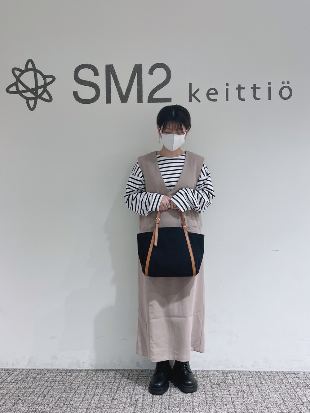 「秋カラー、オトナカワイイ、プチプラコーデ、低身長、秋コーデ、サマンサモスモスブルー、Samansa Mos2 blue、シンプルコーデ、ボーダートップス、ジャンパースカート、Vネック、ショートヘア、レースアップシューズ、ブーツ、サマンサ モスモス(Samansa Mos2)」｜「Samansa Mos2 blueのキャンバス合皮ハンドル3WAYバッグ（ハンドバッグ、ブラック系）」を使った、シノさん（レディース・152cm）の秋コーディネートの1枚目の写真