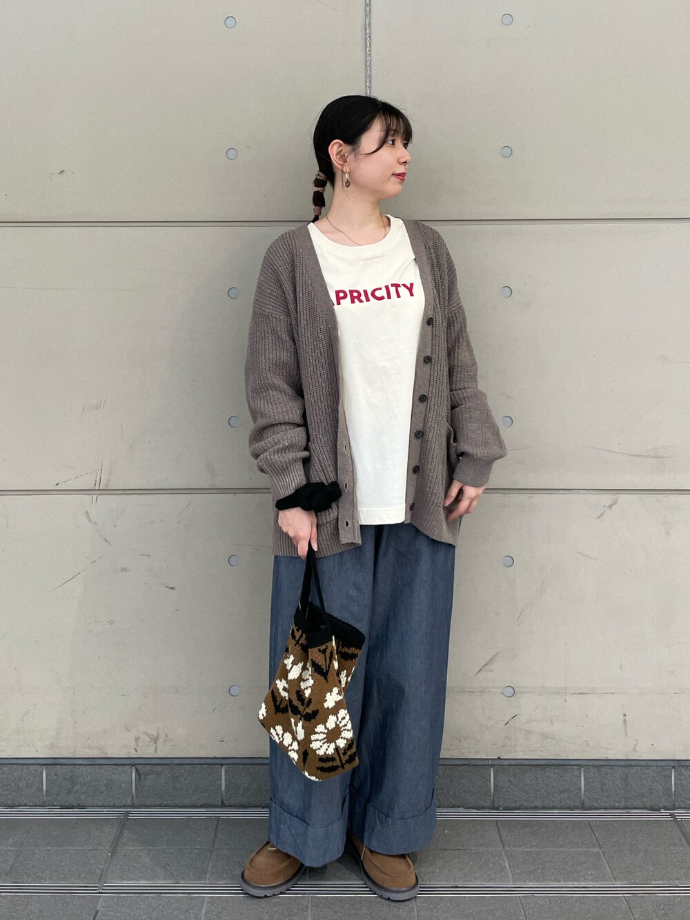 「Samansa Mos2、SM2、シンプルコーデ、ブラウン、休日スタイル、ロンT、デニム、ローファー、カーディガン、ショルダーバッグ、ニット、ビッグシルエット、レイヤードスタイル、低身長、チロリアンシューズ」｜「Samansa Mos2の花柄ニットショルダーバッグ（ハンドバッグ、イエロー系）」を使った、シノさん（骨格ストレート・レディース・152cm）の秋コーディネートの1枚目の写真