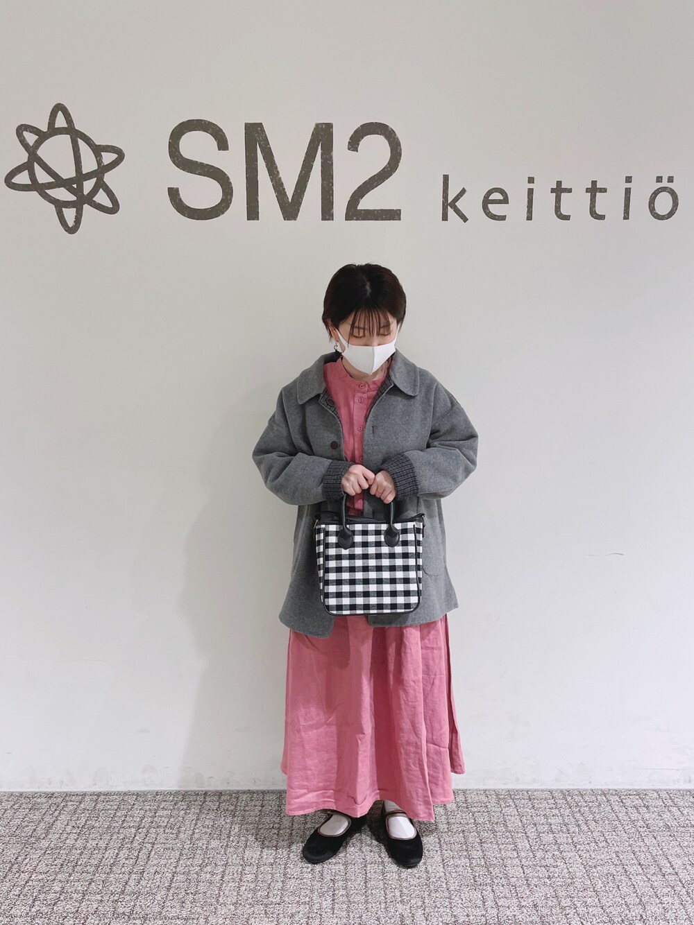 「秋のコーデ、大人コーデ、ゆったりコーデ、低身長女子、サマンサ モスモス(Samansa Mos2)、Samansa Mos2、SM2、カラーコーデ、大人かわいい、ピンク、麻、リネン、ショートコート、グレー、リバーシブル」｜「Samansa Mos2のリネンタックスカート（スカート、ピンク系）」を使った、シノさん（骨格ストレート・レディース・152cm）の秋コーディネートの1枚目の写真