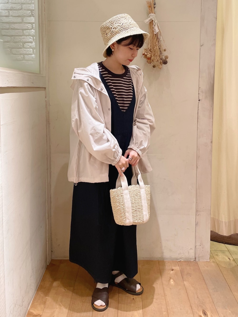 「春コーデ、Samansa Mos2、スクエアバッグ、ピンク、春服みてみて、キャミワンピ、バケットハット、ボーダートップス、ボーダー、マウンテンパーカー、デニム、ジャンパースカート、サンダル、春服、かごバッグ」｜「Samansa Mos2のアンクルストラップクロスサンダル（サンダル、ブラウン系）」を使った、シノさん（骨格ストレート・レディース・152cm）の春コーディネートの1枚目の写真