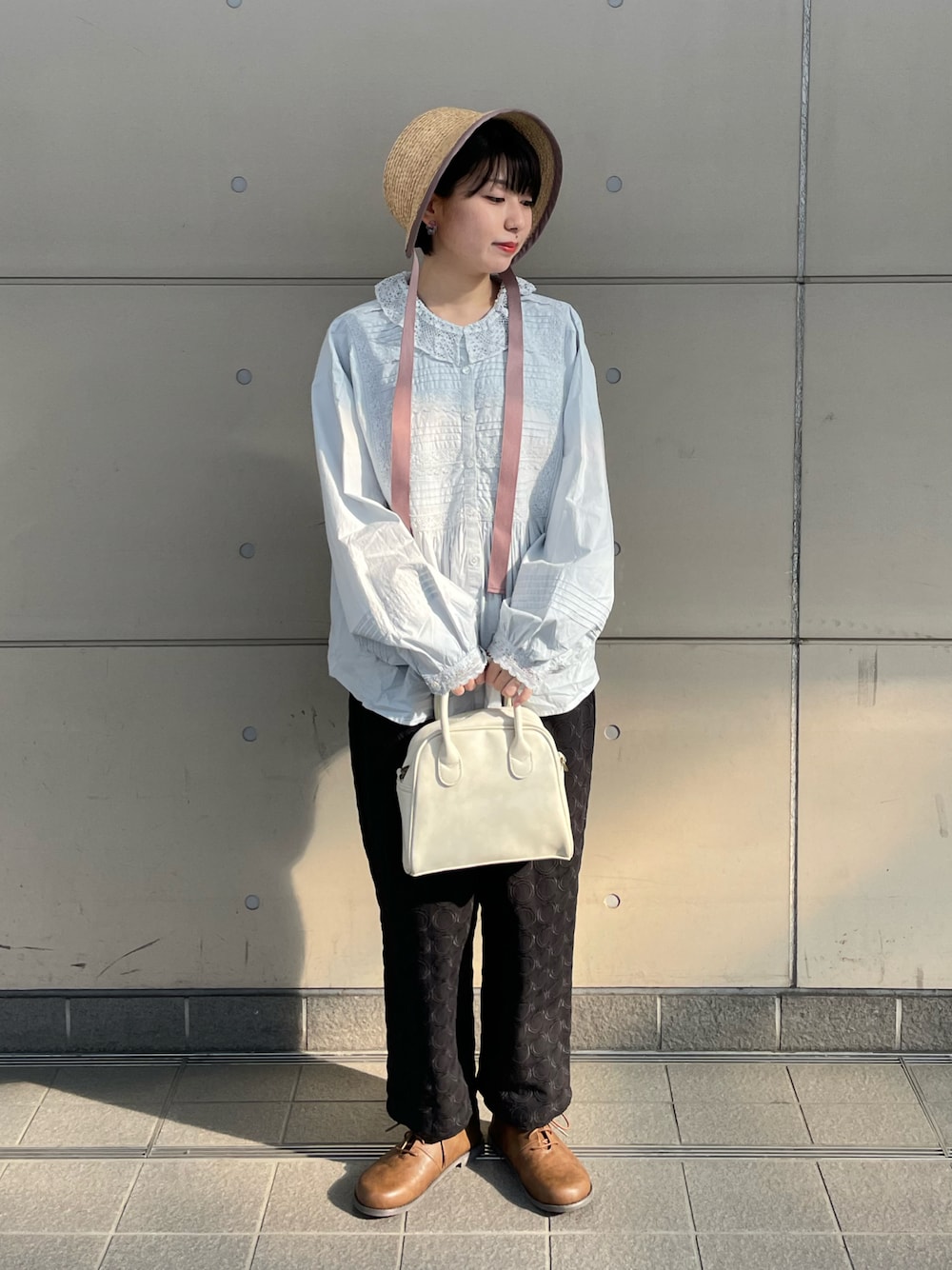 「春服デビュー宣言、Samansa Mos2、THUHARU bySamansa Mos2、トートバッグ、カラーパンツ、バケットハット、淡色コーデ、きれいめカジュアル、パステル映える春、スクエアバッグ、ローファー、春服みてみて、フリルブラウス、低身長、ショートヘア」｜「Samansa Mos2のオブリークトゥレースアップシューズ（ドレスシューズ、ベージュ系）」を使った、シノさん（骨格ストレート・レディース・152cm）の春コーディネートの1枚目の写真