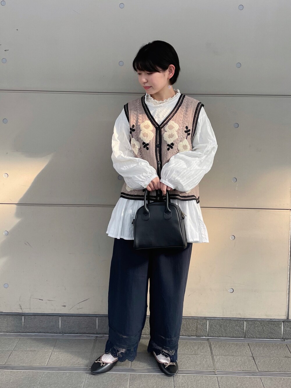 「Samansa Mos2、春服デビュー宣言、ベスト、レイヤードスタイル、トートバッグ、カラーパンツ、シンプルコーデ、淡色コーデ、きれいめカジュアル、スクエアバッグ、プチプラ、春服みてみて、バレエシューズ、チュニック、低身長」｜「Samansa Mos2の2WAYボストンショルダーバッグ（ハンドバッグ、ブラック系）」を使った、シノさん（骨格ストレート・レディース・152cm）の春コーディネートの1枚目の写真