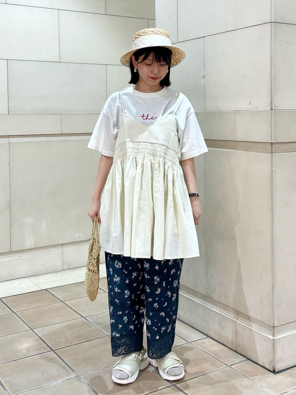 「Samansa Mos2、SM2、春夏コーデ、ブラウス、パステルカラー、シンプルコーデ、低身長コーデ、スポーツミックス、カンカン帽、ロゴT、キャミソール、花柄パンツ、パンツスタイル、スポーツサンダル、骨格ストレート」｜「Samansa Mos2の【S/XLサイズ WEB限定】メッシュベルトスポーツサンダル（サンダル、ベージュ系）」を使った、シノさん（骨格ストレート・レディース・152cm）の春コーディネートの1枚目の写真