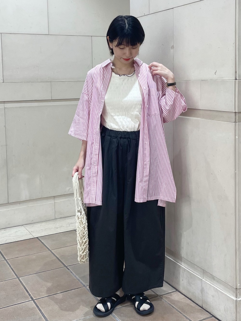 「Samansa Mos2、お出かけコーデ、夏セールで買いました、プチプラ、サンダル、低身長、パンツコーデ、夏コーデ、トートバッグ、ノースリーブ、ビッグシャツ、シャツスタイル、ストライプシャツ、ワイドパンツ、カジュアルコーデ」｜「Samansa Mos2のメッシュスポーツサンダル（サンダル、ブラック系）」を使った、シノさん（骨格ストレート・レディース・152cm）の夏コーディネートの1枚目の写真