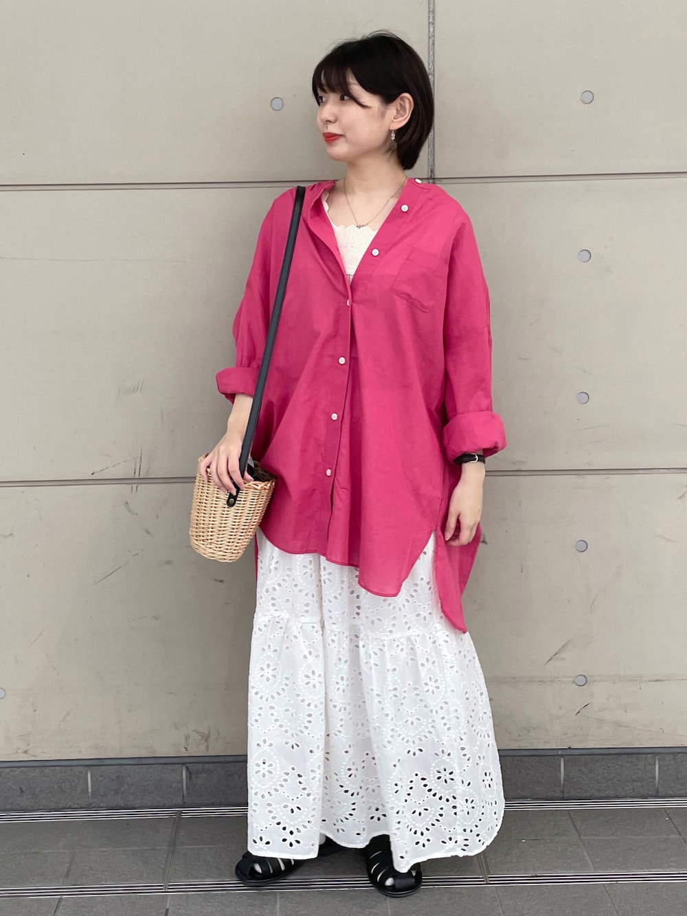 ブラック系のハンドバッグ、ベージュ系のタンクトップ、ピンク系のシャツ/ブラウスを着用したレディースの夏コーディネートの1枚目の写真