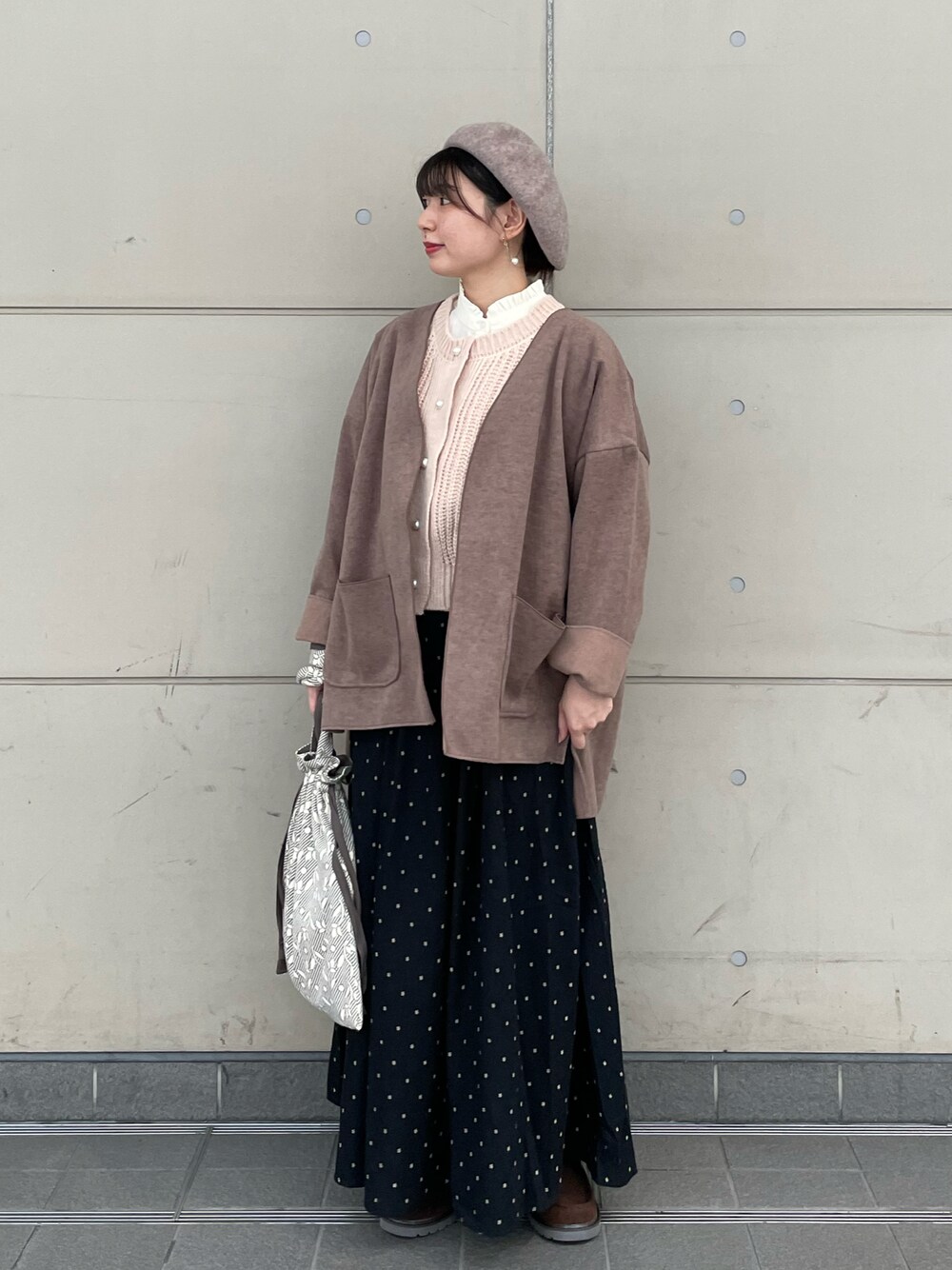 「Samansa Mos2、SM2、重ね着ベストシーズン、ブラウン、きれいめカジュアル、ニット、ローファー、淡色コーデ、カーディガン、ビッグシルエット、レイヤードスタイル、お出かけコーデ、低身長、ニットベスト、スカート」｜「Samansa Mos2の杢カラーベレー帽（ハット、ブラウン系）」を使った、シノさん（骨格ストレート・レディース・152cm）の秋コーディネートの1枚目の写真
