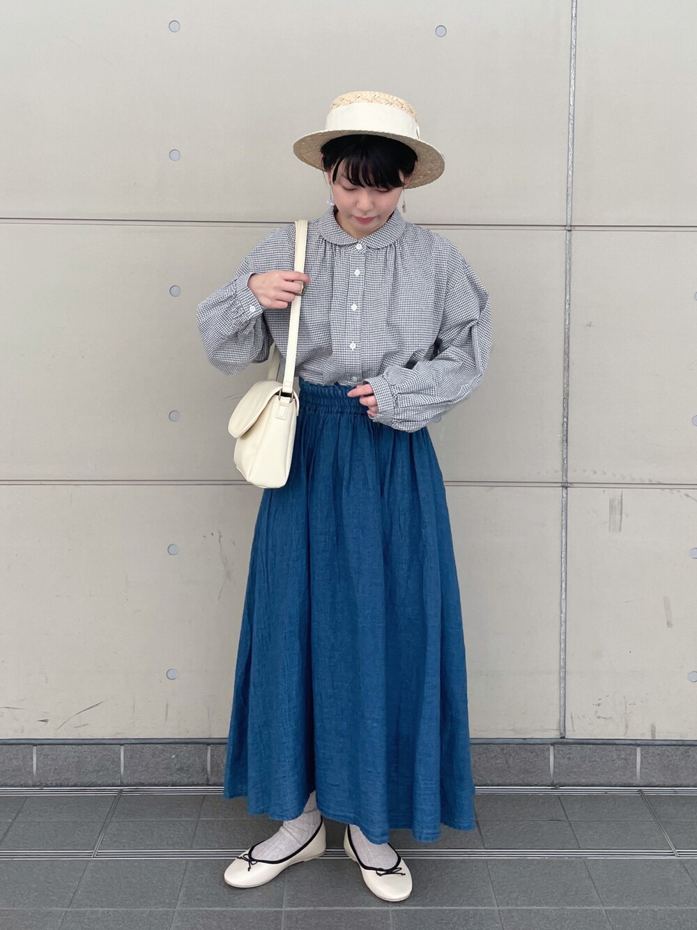 「Samansa Mos2、春服デビュー宣言、トートバッグ、シンプルコーデ、淡色コーデ、きれいめカジュアル、パステル映える春、スクエアバッグ、マーメイドスカート、プチプラ、春服みてみて、チェック、バレエシューズ、カンカン帽、低身長」｜「Samansa Mos2の太リボンカンカン帽（ハット、ホワイト系）」を使った、シノさん（骨格ストレート・レディース・152cm）の春コーディネートの1枚目の写真