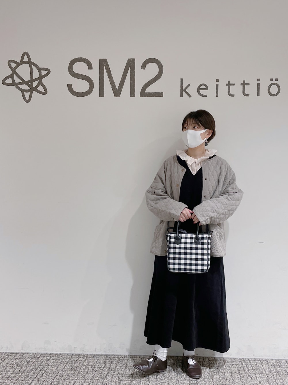 「サマンサ モスモス(Samansa Mos2)、ナチュラル、低身長、秋冬コーデ、ブラック、大人ガーリー、ガーリー、ジャンパースカート、ワンピース、コーデュロイ、フリルブラウス、チェック、ハンドバッグ、ショルダーバッグ、キルティングジャケット」｜「Samansa Mos2のワンホールフラットシューズ（その他シューズ、ブラウン系）」を使った、シノさん（レディース・152cm）の秋コーディネートの1枚目の写真