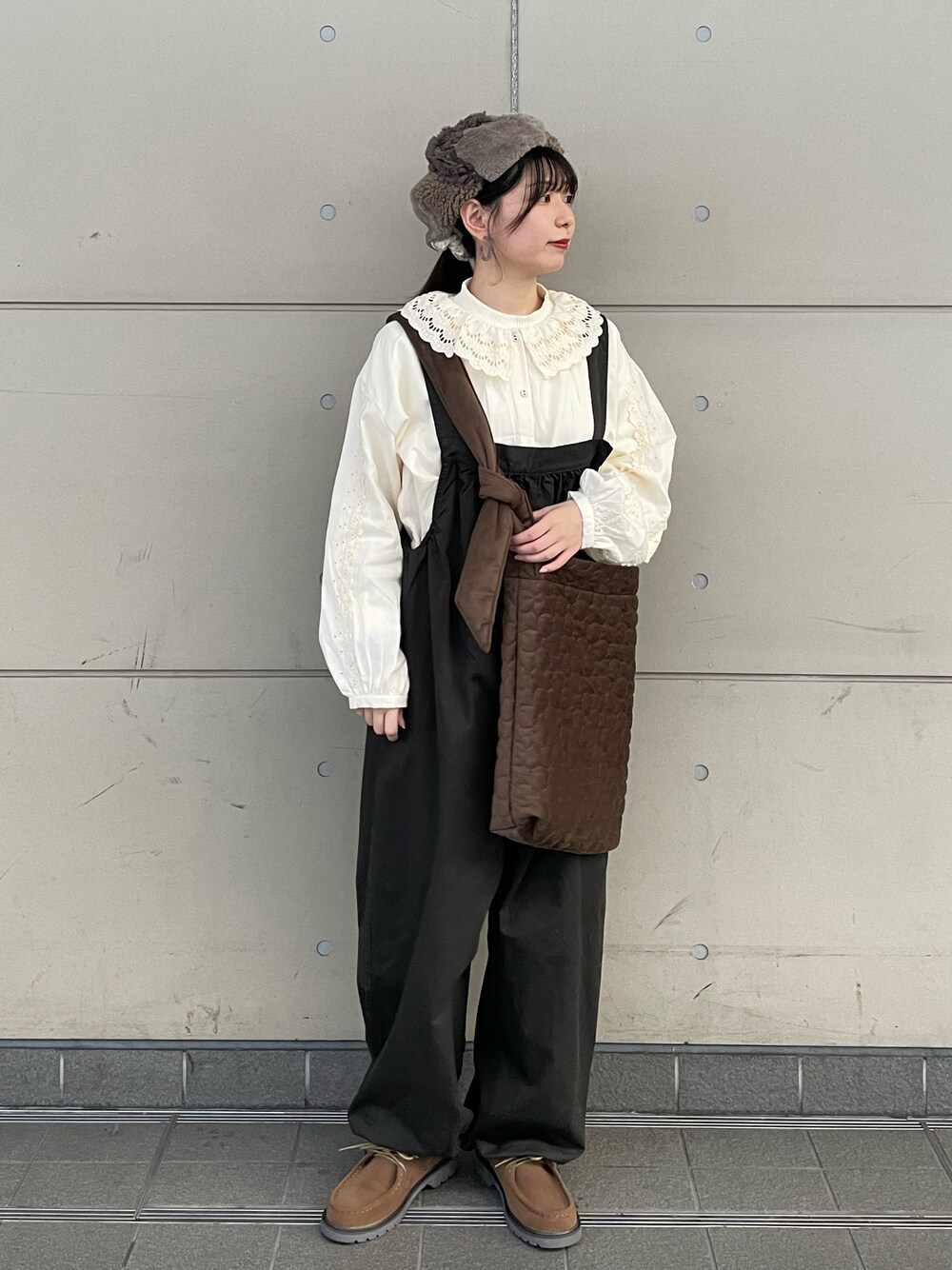 「Samansa Mos2、SM2、レイヤードスタイル、休日スタイル、クリスマスに着たい服、マイベストコーデ2023、お出かけコーデ、プチプラ、ショルダーバッグ、ローファー、ベレー帽、サロペット、レースブラウス、ハイネック、低身長」｜「Samansa Mos2のフェイクスエードチロリアンシューズ（ドレスシューズ、ベージュ系）」を使った、シノさん（骨格ストレート・レディース・152cm）の冬コーディネートの1枚目の写真