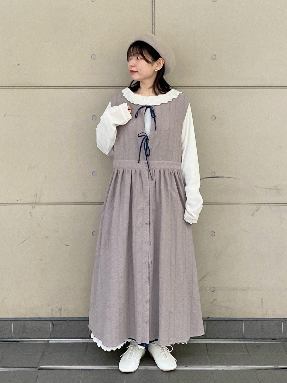 「Samansa Mos2、SM2、kazumiコラボ、レイヤードスタイル、淡色コーデ、春色、デートコーデ、春コーデ、プチプラ、春服みてみて、ベレー帽、ベロア、カットソー、ジャンパースカート、レースアップシューズ」｜「Samansa Mos2のリネン混ベレー帽（ハット、ベージュ系）」を使った、シノさん（骨格ストレート・レディース・152cm）の冬コーディネートの1枚目の写真
