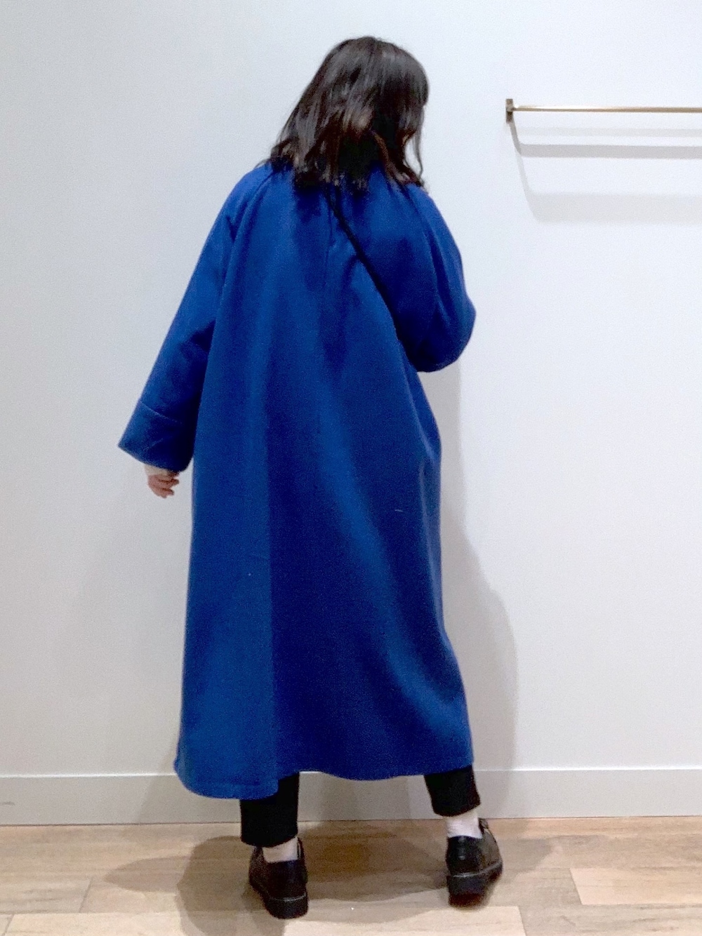 ホワイト系のTシャツ/カットソー、ブルー系のその他アウター、ブラック系のショルダーバッグを着用したレディースの冬コーディネートの2枚目の写真