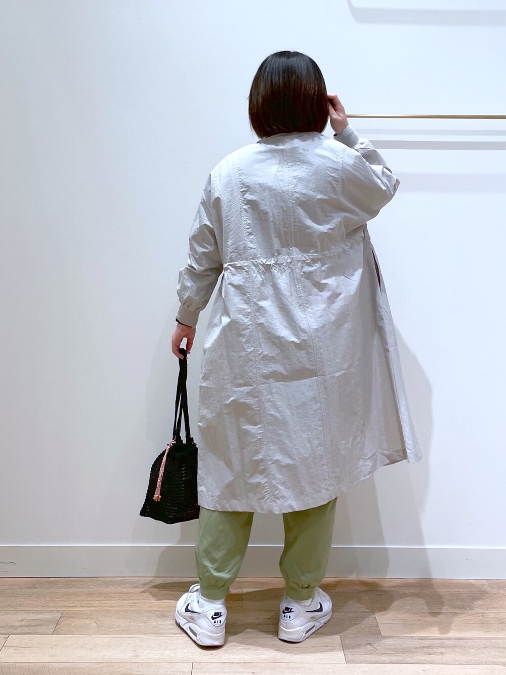 ブラック系のトートバッグ、グレー系のその他アウター、グリーン系のその他パンツを着用したレディースの春コーディネートの3枚目の写真