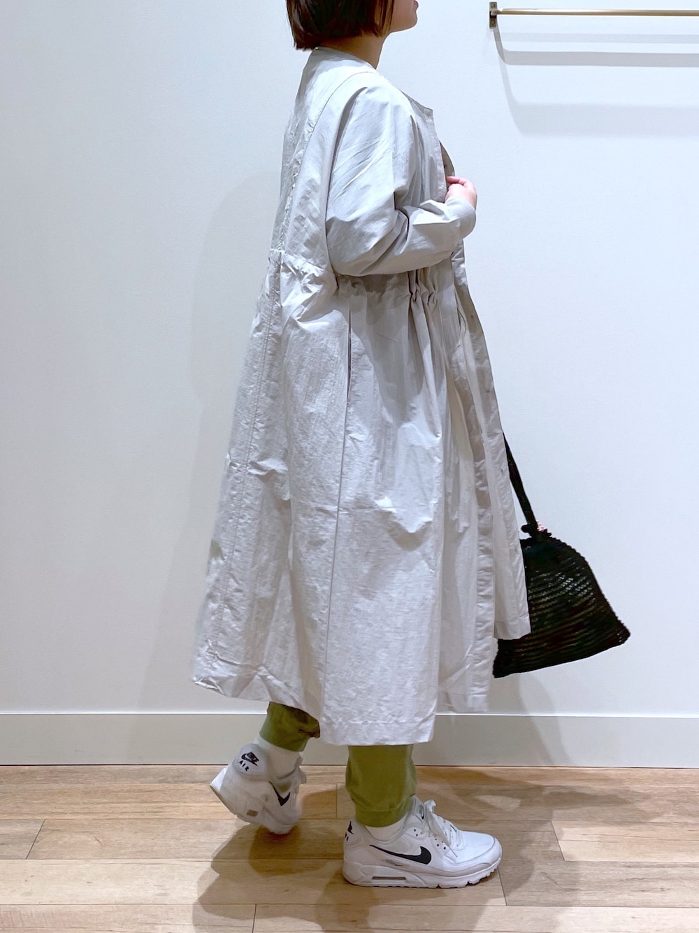 ブラック系のトートバッグ、グレー系のその他アウター、グリーン系のその他パンツを着用したレディースの春コーディネートの2枚目の写真