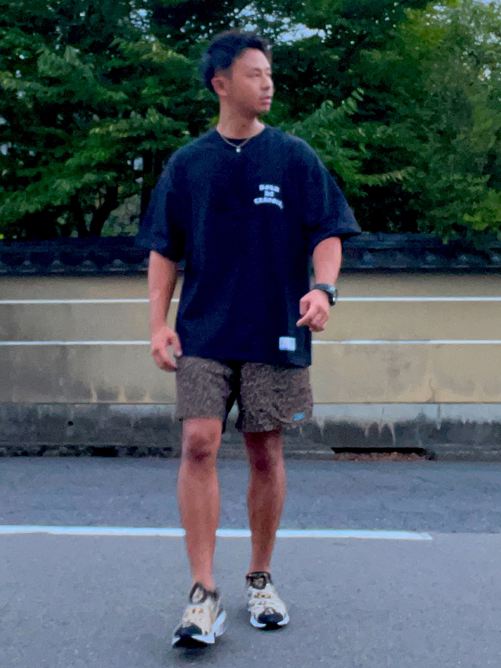 「レオパード、ひょうがらスニーカー、豹柄、スニーカーコーデ、ショートパンツ、ストリートコーデ、黒Tシャツ、ボクハタノシイ、大阪、大阪のおばちゃん、夏、リラックススタイル、ナイキ、ストリート、NIKE」｜「ボクハタノシイのアイテム（Tシャツ/カットソー、ブラック系）」を使った、nobutanchinさん（メンズ・173cm）の夏コーディネートの1枚目の写真
