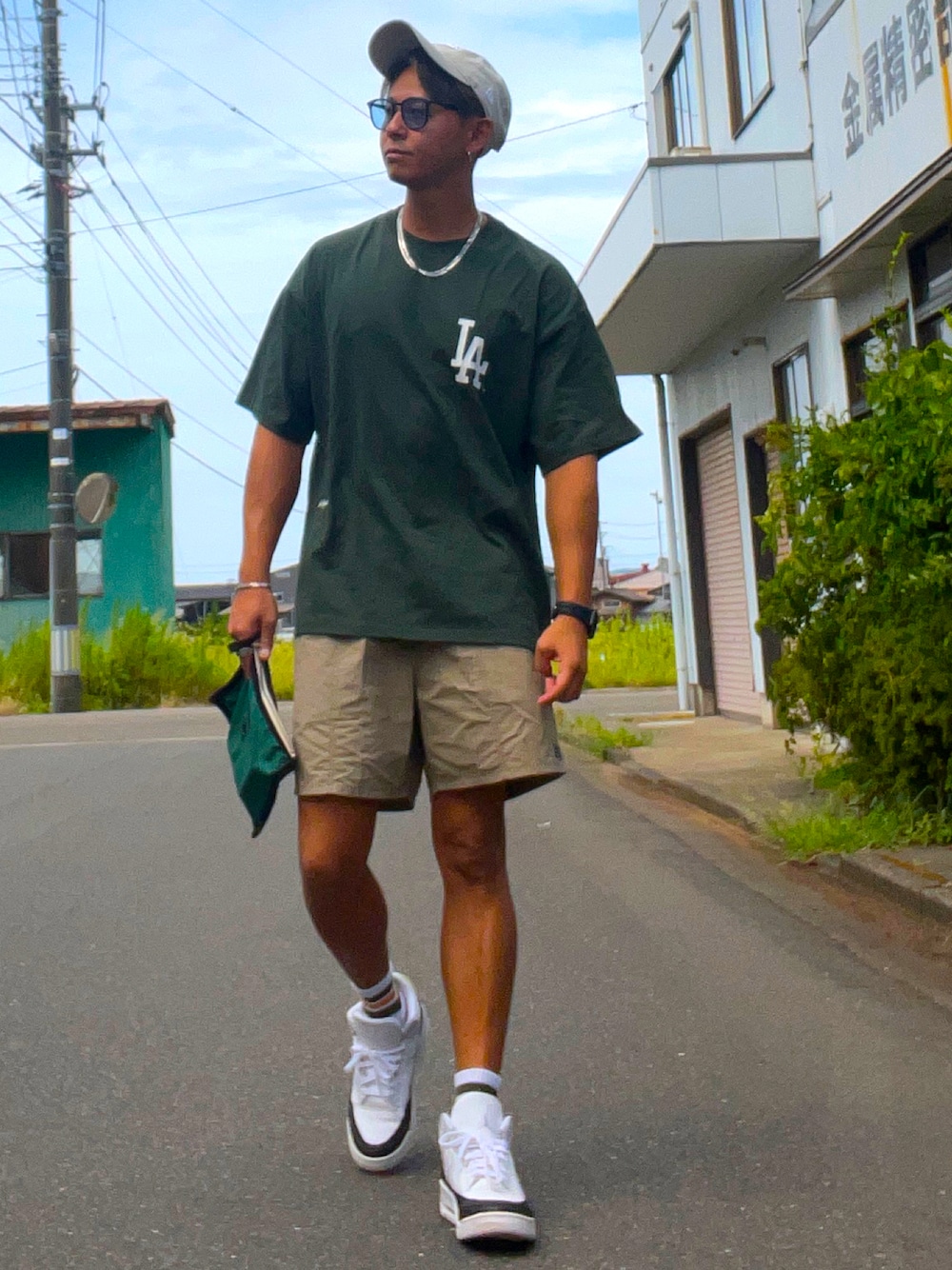 「シンプルスタイル、NIKE、スニーカーコーデ、ベージュ、ブリストル、ワントーンコーデ、キャップ、チノハーフパンツ、AJ3、フラグメント、MLB、ロサンゼルス、グリーンバッグ、真似しやすいコーデ、グリーンTシャツ」｜「FREAK'S STOREのアイテム（Tシャツ/カットソー、グリーン系）」を使った、nobutanchinさん（メンズ・173cm）の夏コーディネートの1枚目の写真