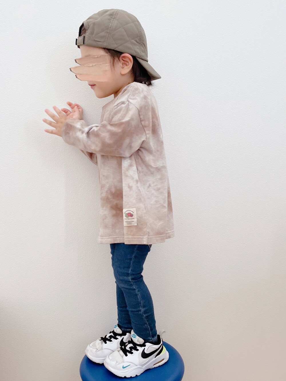 「キッズファッション、スニーカー、秋服準備はじめました、秋コーデ、バースデイ、男の子、ダイダイ柄、秋色、NIKE、デニム、キャップ」｜「Birthdayのアイテム（Tシャツ/カットソー、ブラウン系）」を使った、18:)さん（キッズ・90cm）の秋コーディネートの1枚目の写真
