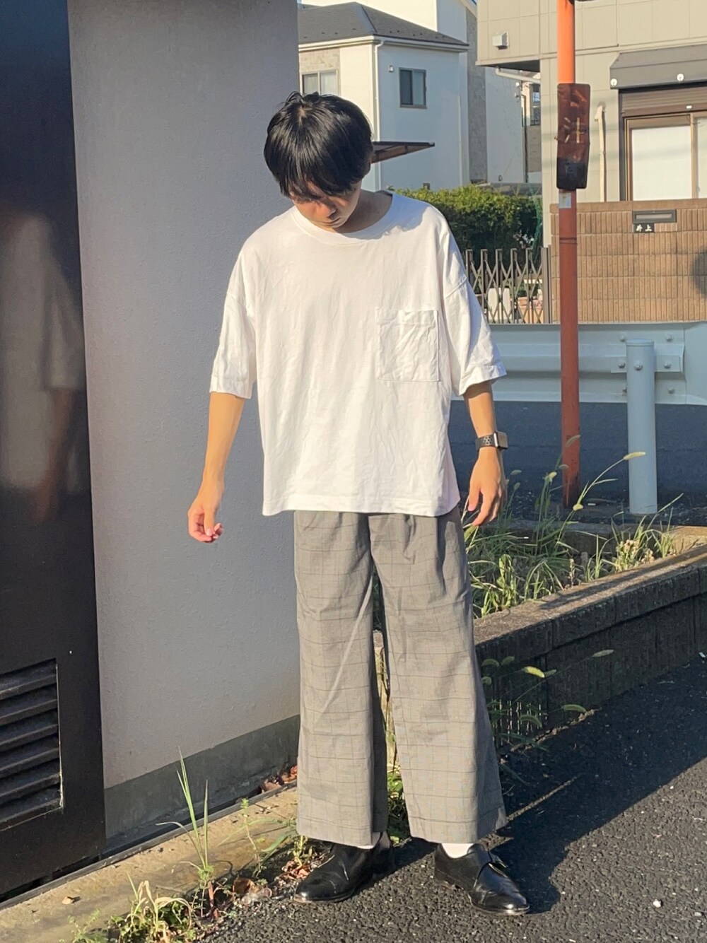 「白Tシャツ、グレー、カジュアルコーデ、チェックパンツ、GU、プチプラ、ラフ、革靴、モノトーン、オーバーサイズ、低身長コーデ、夏コーデ」｜「GUのアイテム（Tシャツ/カットソー、ホワイト系）」を使った、ゆうきくんさん（メンズ・163cm）の夏コーディネートの1枚目の写真